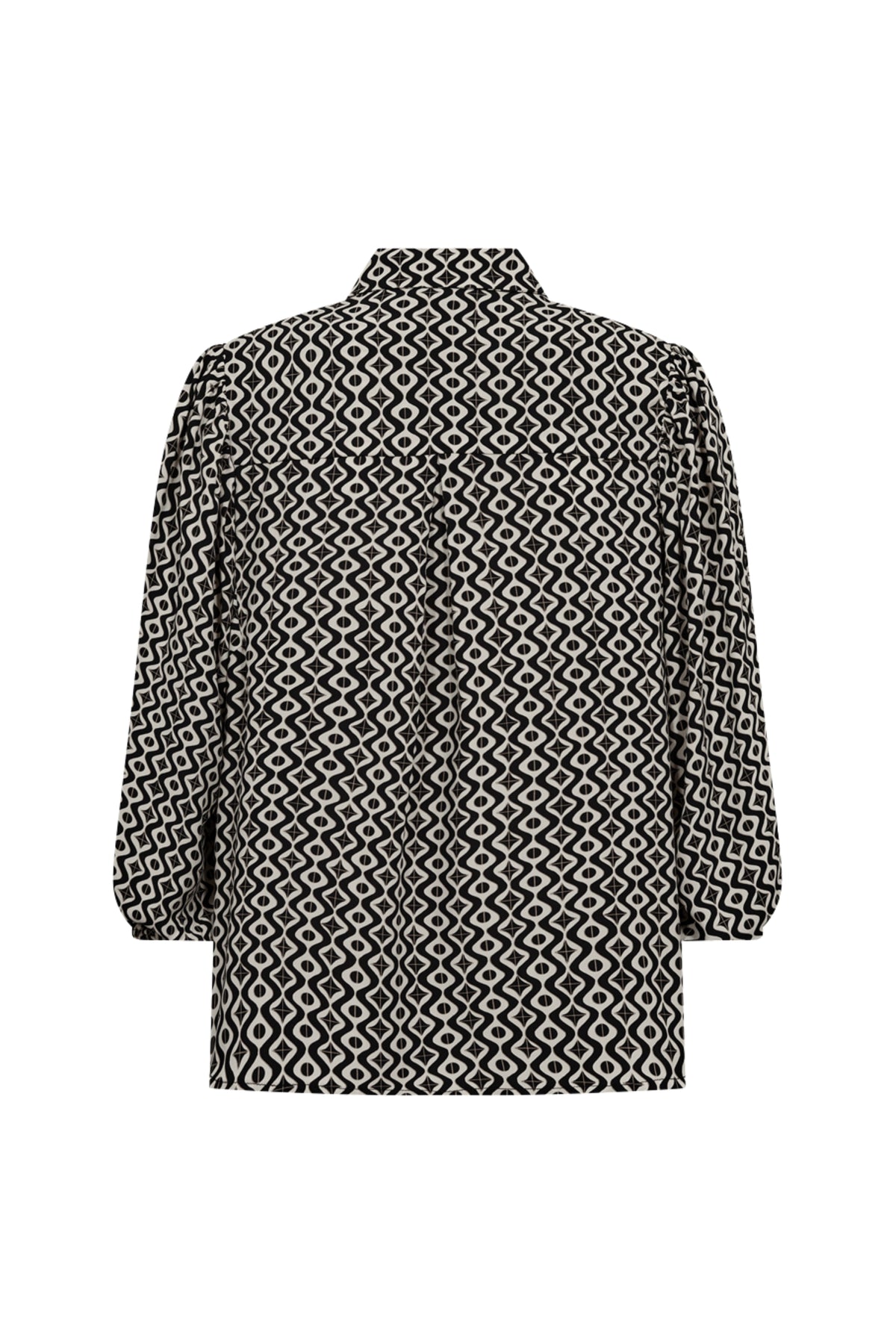 Zwarte blouse Fqadney Moonbeam van Freequent met lange mouwen en ronde hals, gedragen door een model op een witte achtergrond
