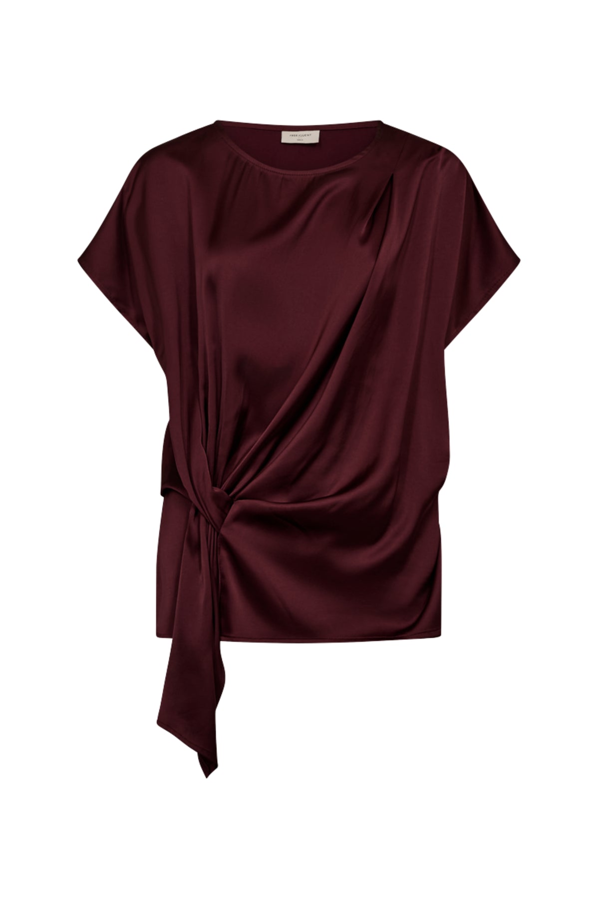 Blouse Fqdova Port Royale van Freequent, lichtblauwe blouse met elegante kraag en knoopsluiting, gedragen door een model.