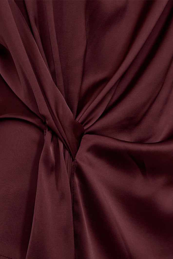 Blouse Fqdova Port Royale van Freequent, lichtblauwe blouse met stijlvolle kraag en knoopsluiting, gedragen door een model.