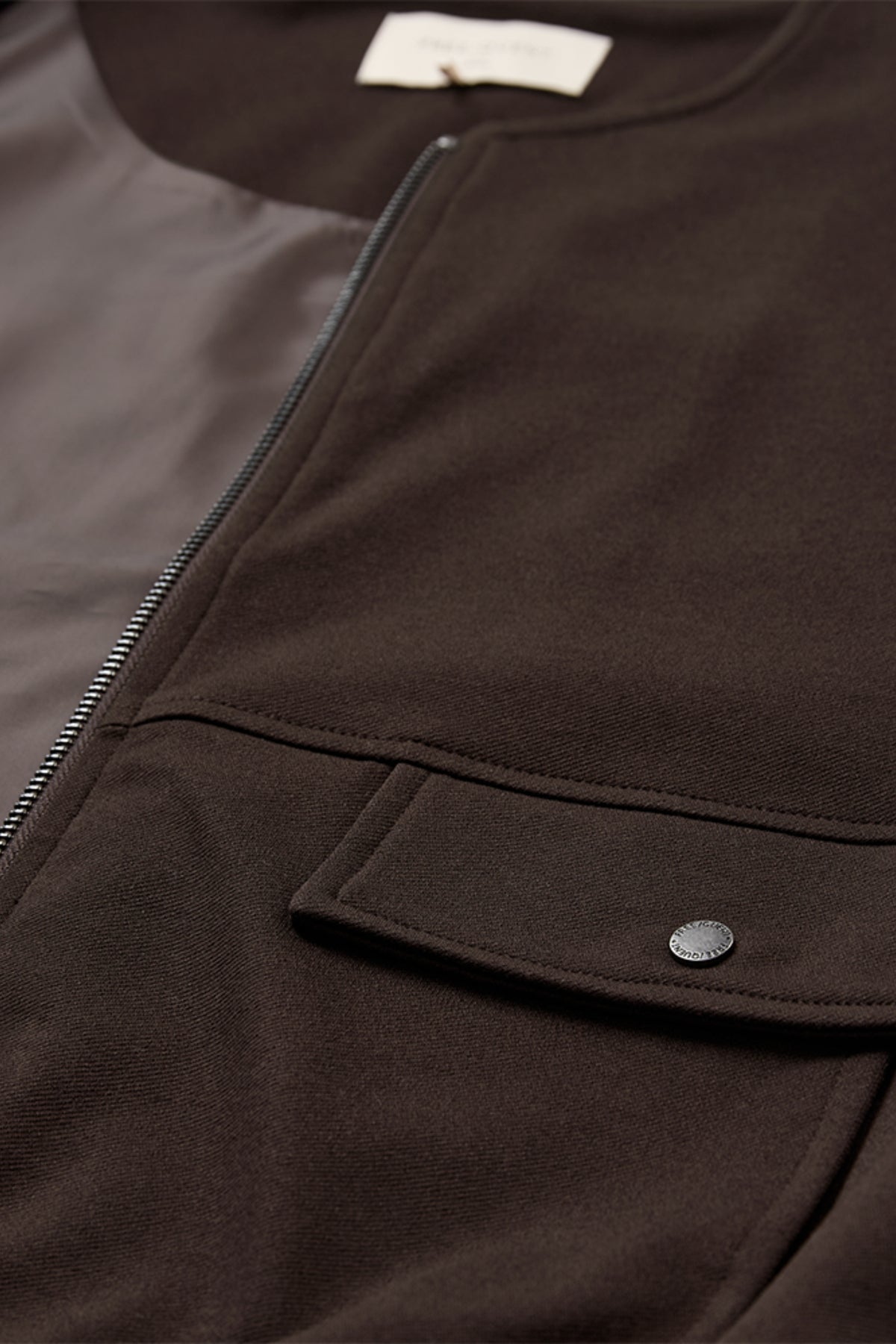 Donkerblauw gilet Freequent Fqnanni Mole met rits en zakken, gedragen door een model, op een lichtgekleurde achtergrond.