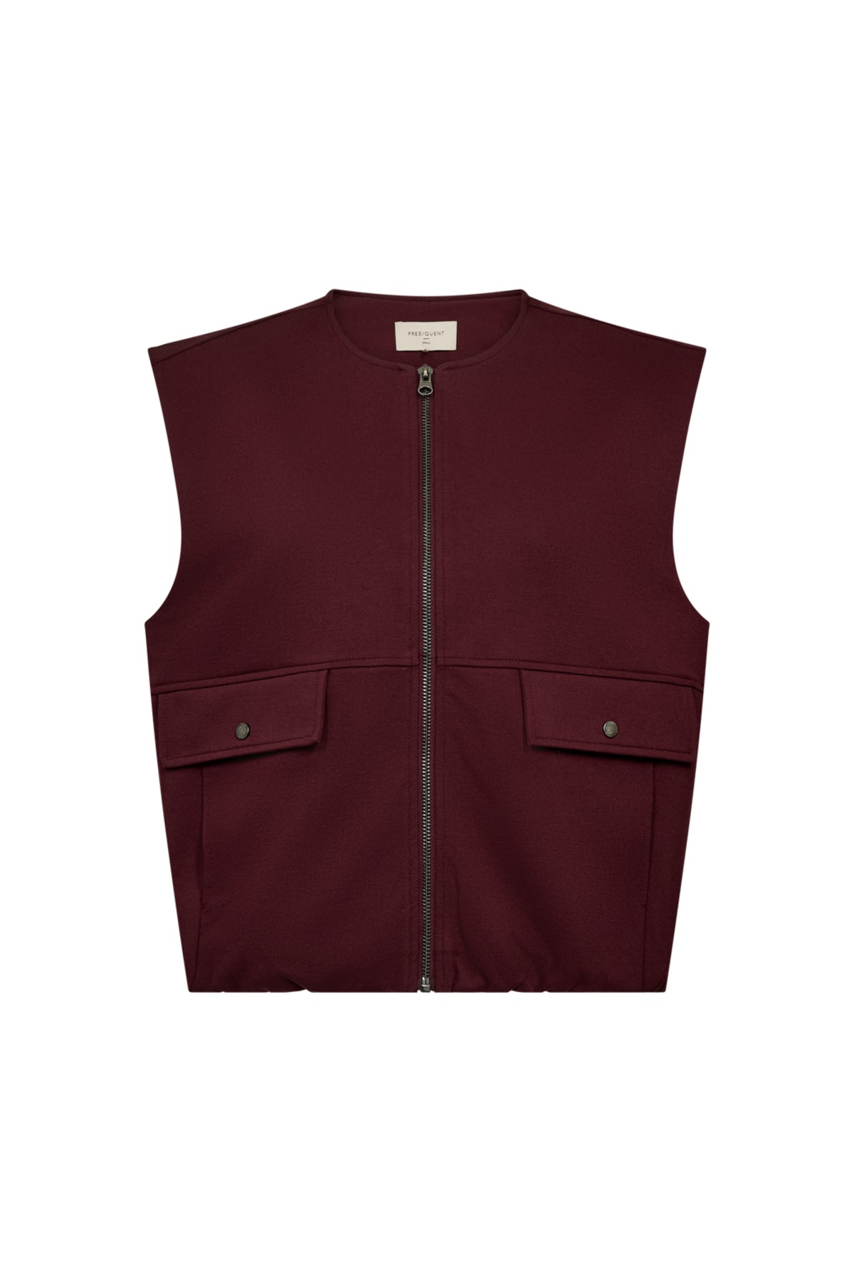 Laarzen van Freequent, Fqnanni Port Royale gilet, zwart met knopen en rits, gedragen door een model op een neutrale achtergrond.