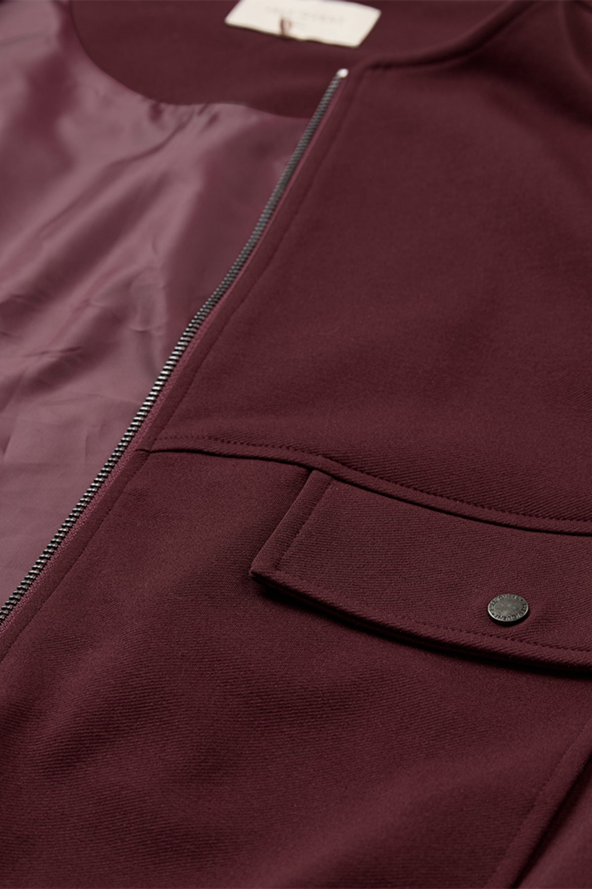 Laarzen van Freequent, Gilet Fqnanni Port Royale, donkerblauw met knopen en zijzakken, gedragen door een model.