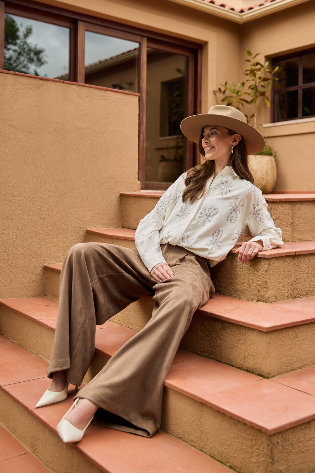 Taupe suède broek van Nukus, model Bodine, met een elegante pasvorm en comfortabele uitstraling, zichtbaar in de afbeelding.