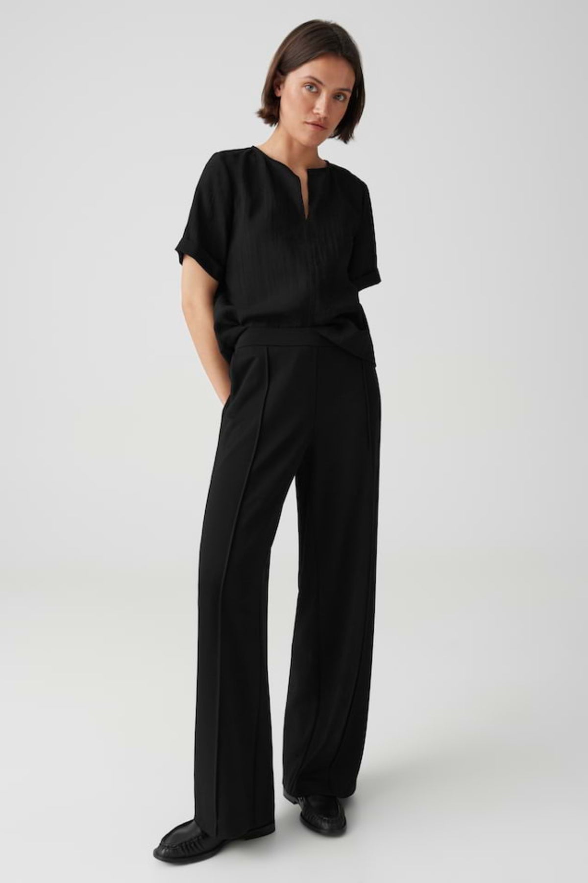 Zwarte broek Melane Chill van Opus, getoond op model, met een comfortabele pasvorm en casual stijl.