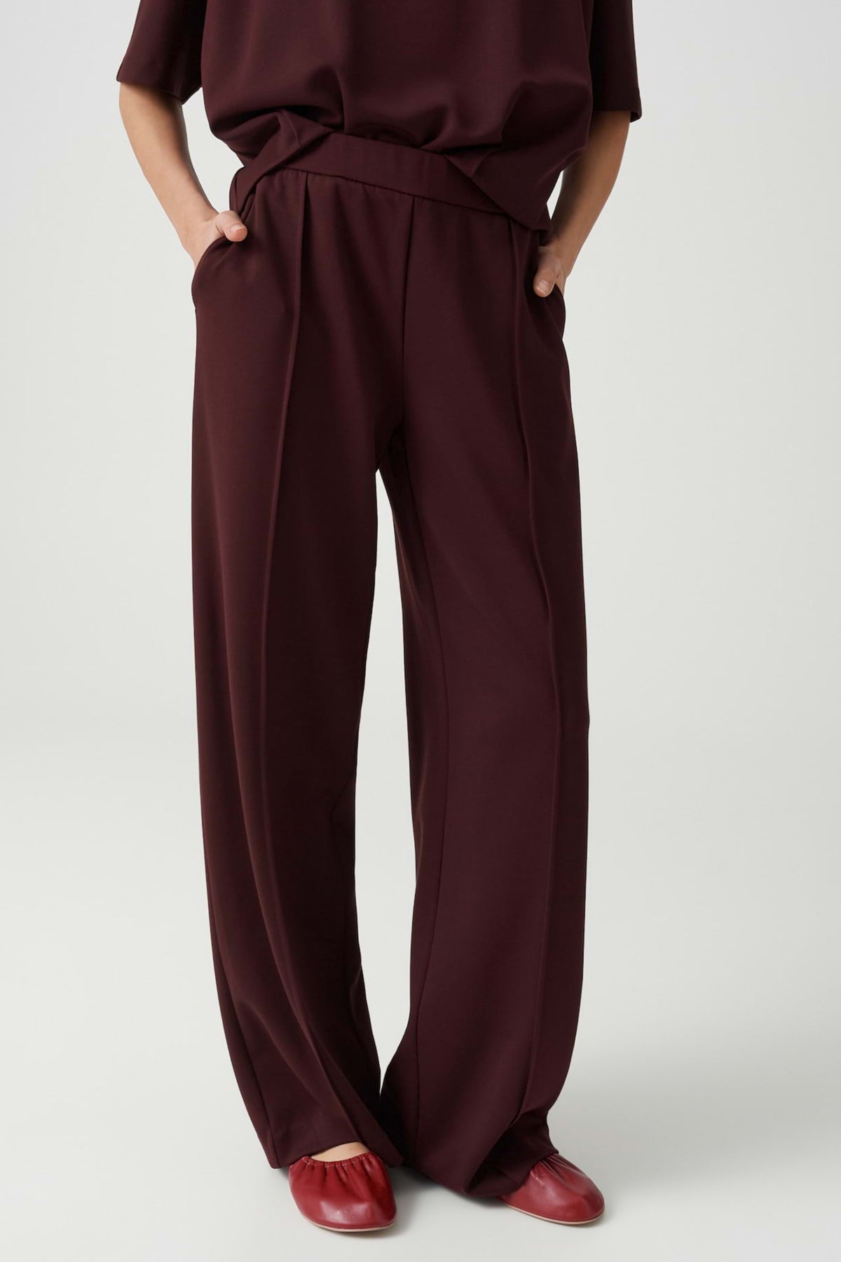 Lichte broek van Opus Melane Chill Cherry Jam met een comfortabele pasvorm en een bloemendessin, gedragen door een model.