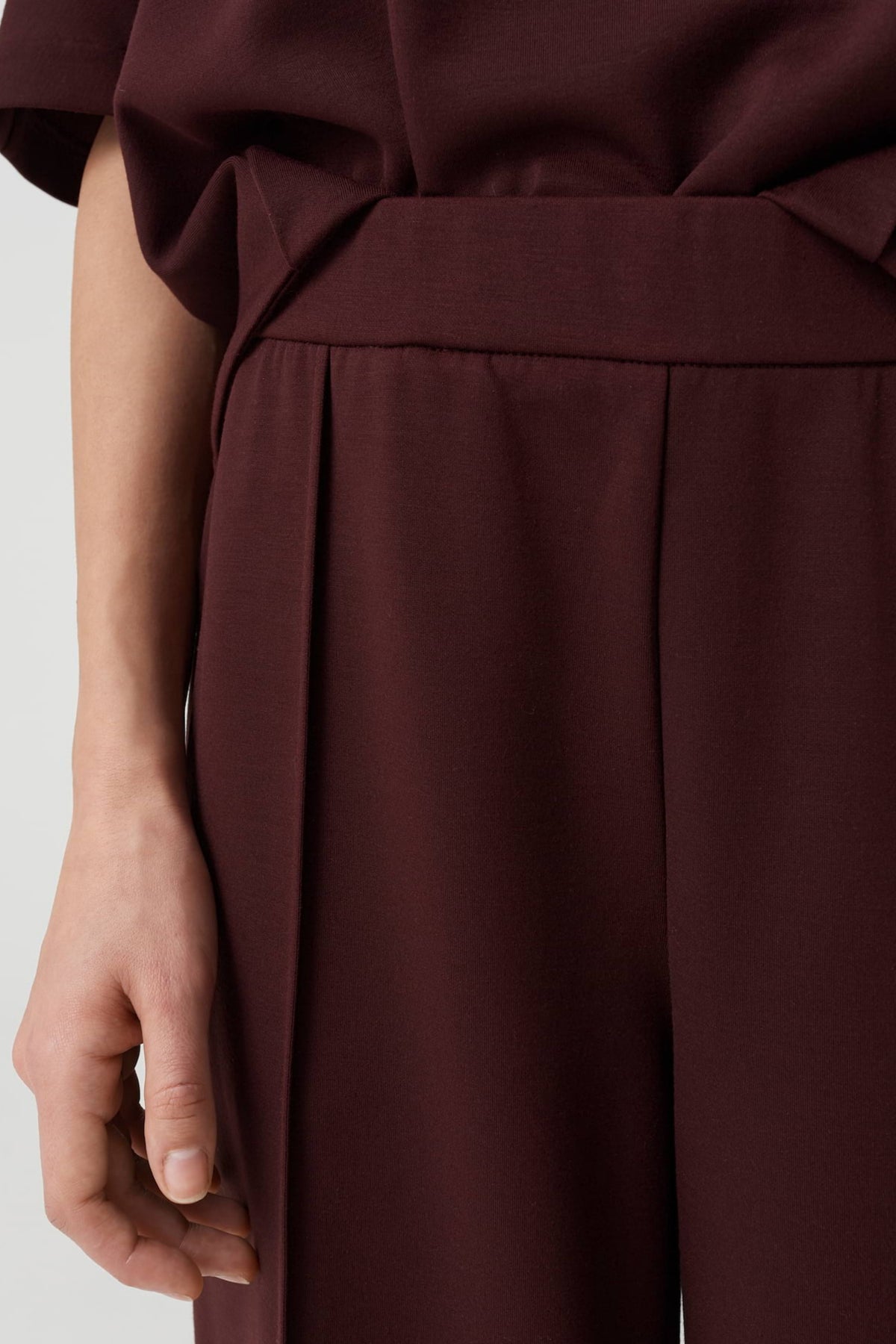 Opus Melane Chill Cherry Jam broek, vrouwelijk model draagbare zwarte broek met comfortabele pasvorm.