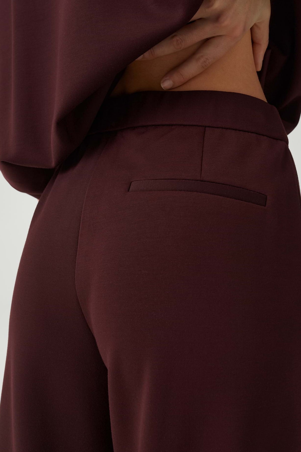 Opus Melane Chill Cherry Jam broek met relaxed pasvorm en cherry print, zichtbaar in de afbeelding.