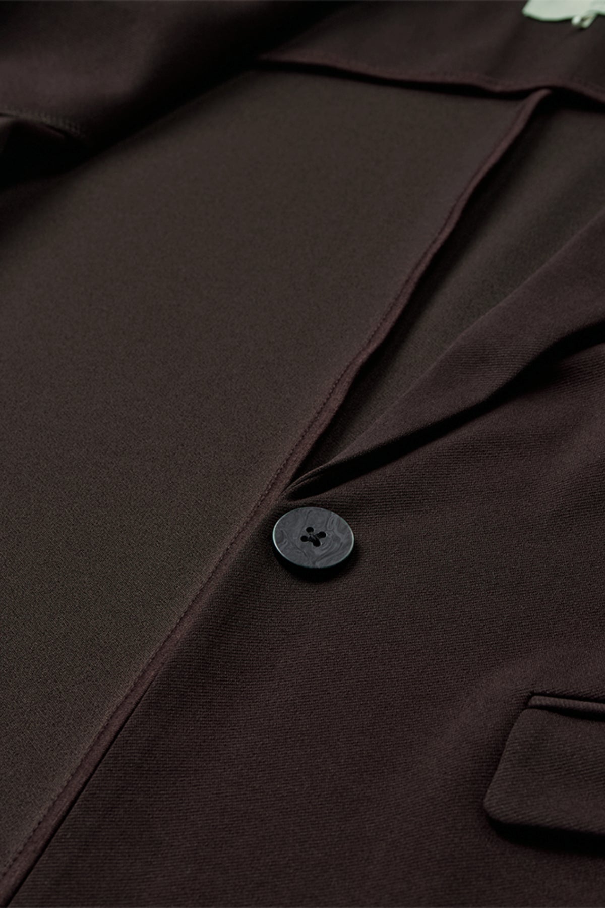 Blazer Fqnanni Mole van Freequent, lichtblauw met knoopsluiting en revers, gedragen door een model.