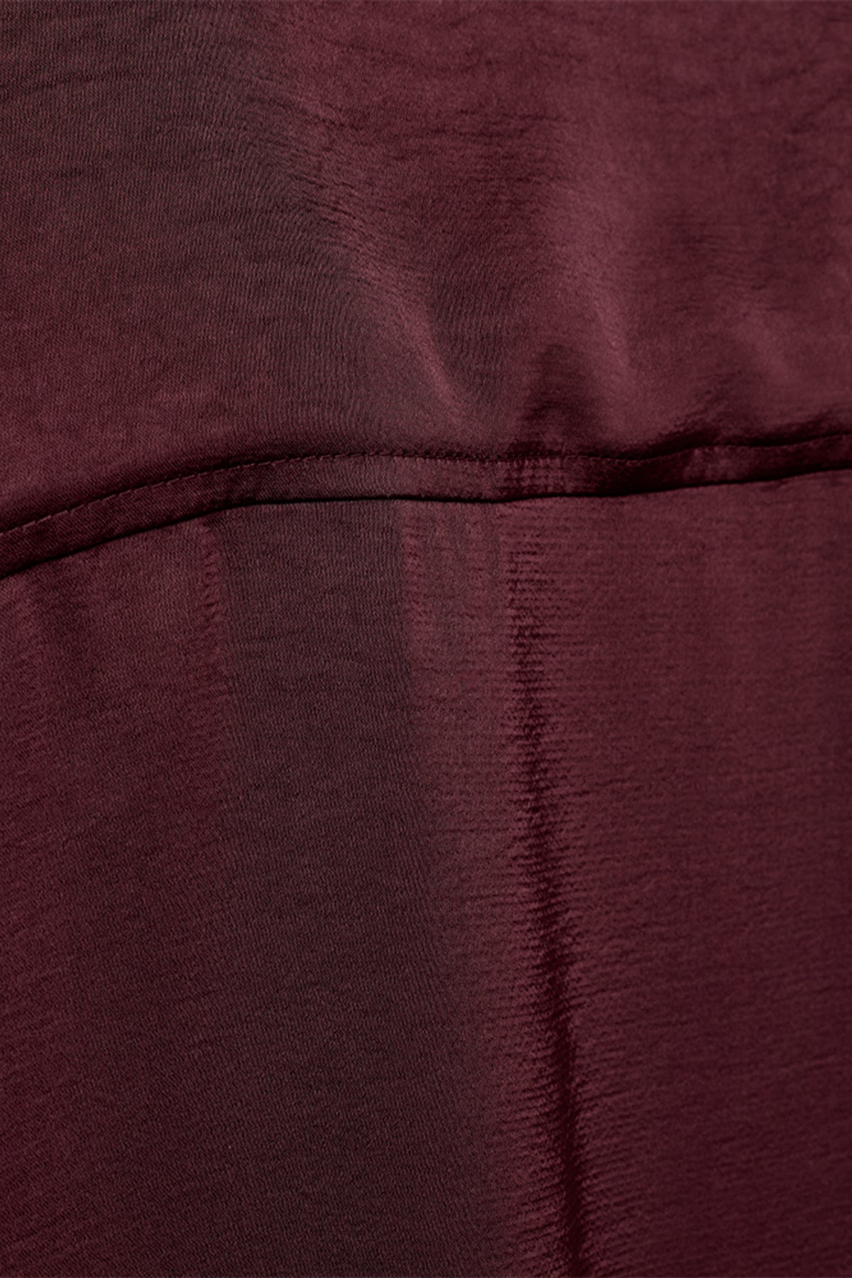 Blouse Fqnira Port Royale van Freequent, lichtblauw met elegante snit en knoopdetail, gedragen door een model.