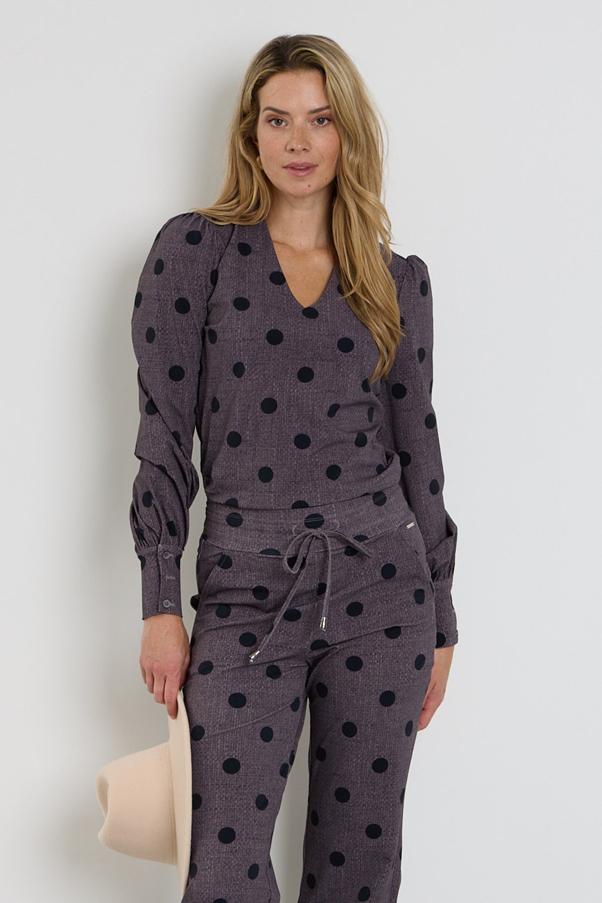 Grijze winter travel blouse van Mi Piace met puffmouwen en stippenprint, geschikt voor reizen en casual dragen.
