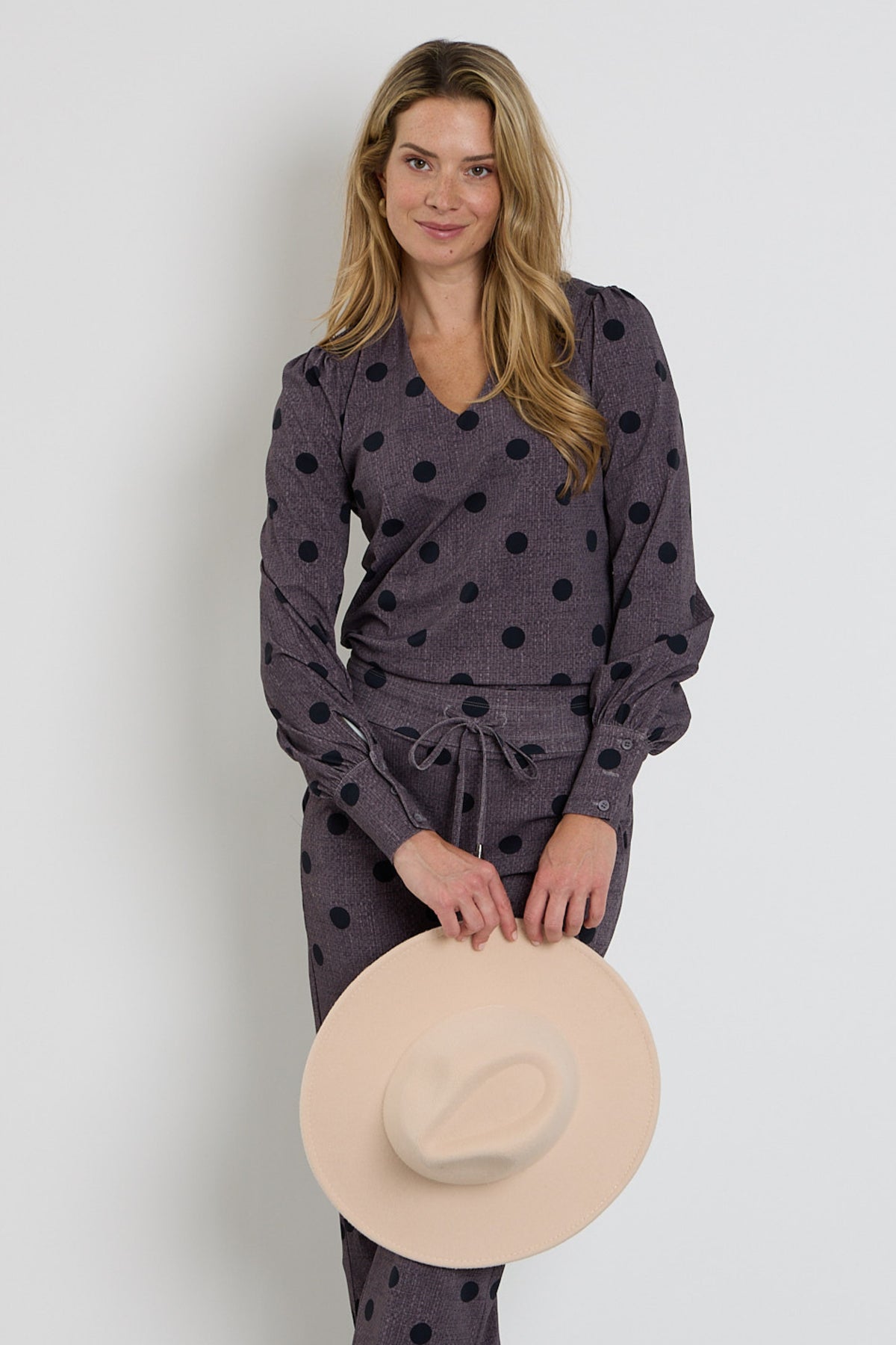 Mi Piace reisblouse met pofmouwen, grijs met stippenprint, geschikt voor winter, elegant en comfortabel.