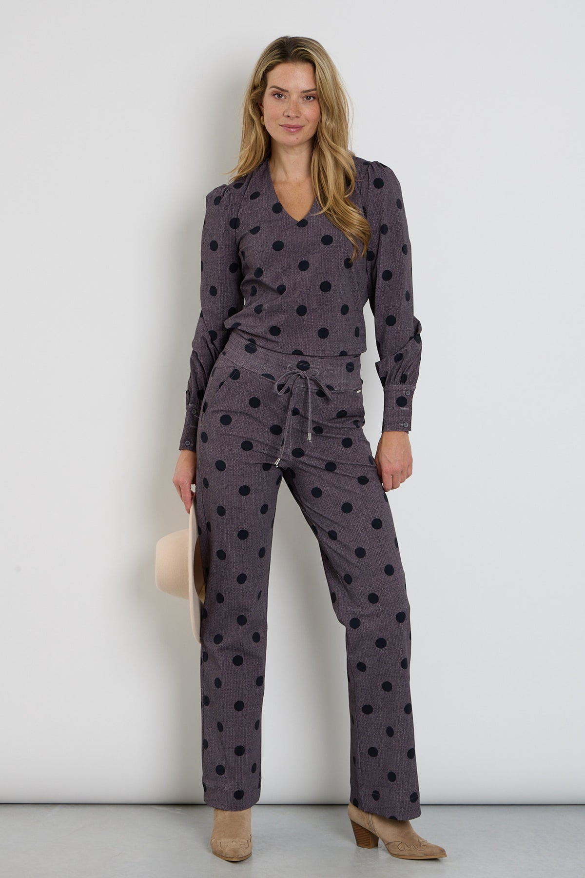 Grijze winter travel broek van Mi Piace met dot structuur, geschikt voor reizen en comfortabel dragen.