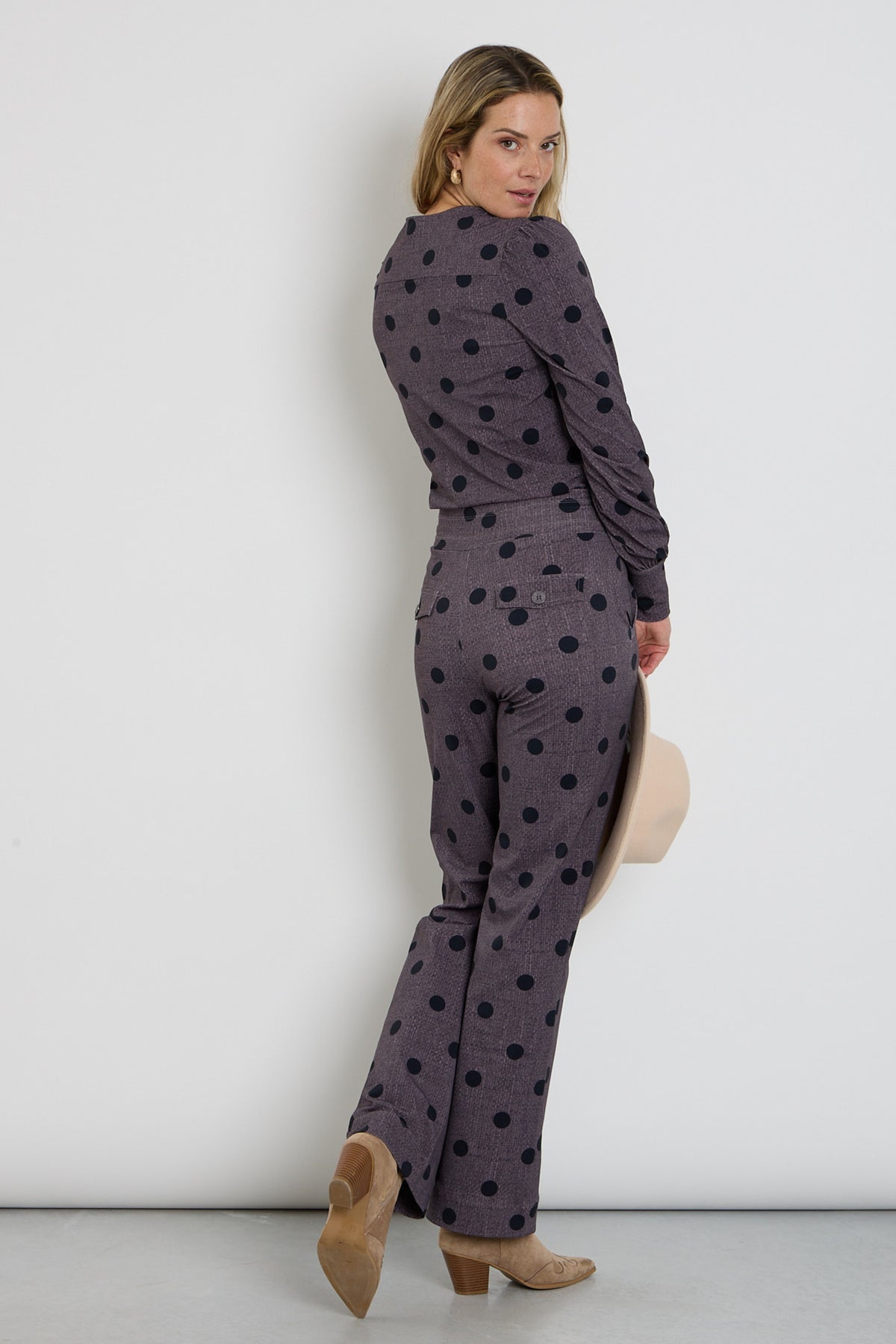 Grijze winter travel broek van Mi Piace met dot structuur, geschikt voor zwaar reizen en comfort.