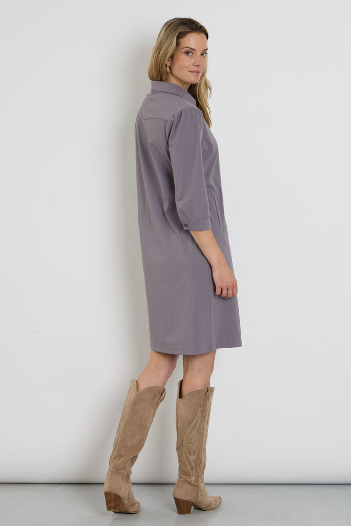 Lieve winterse grijze polo jurk van Mi Piace met lange mouwen en comfortabele pasvorm, ideaal voor koude dagen.