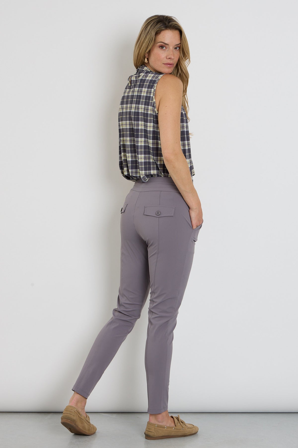 Grijze winter reiskledingbroek van Mi Piace, comfortabel en stijlvol voor koude dagen, getoond op een model.