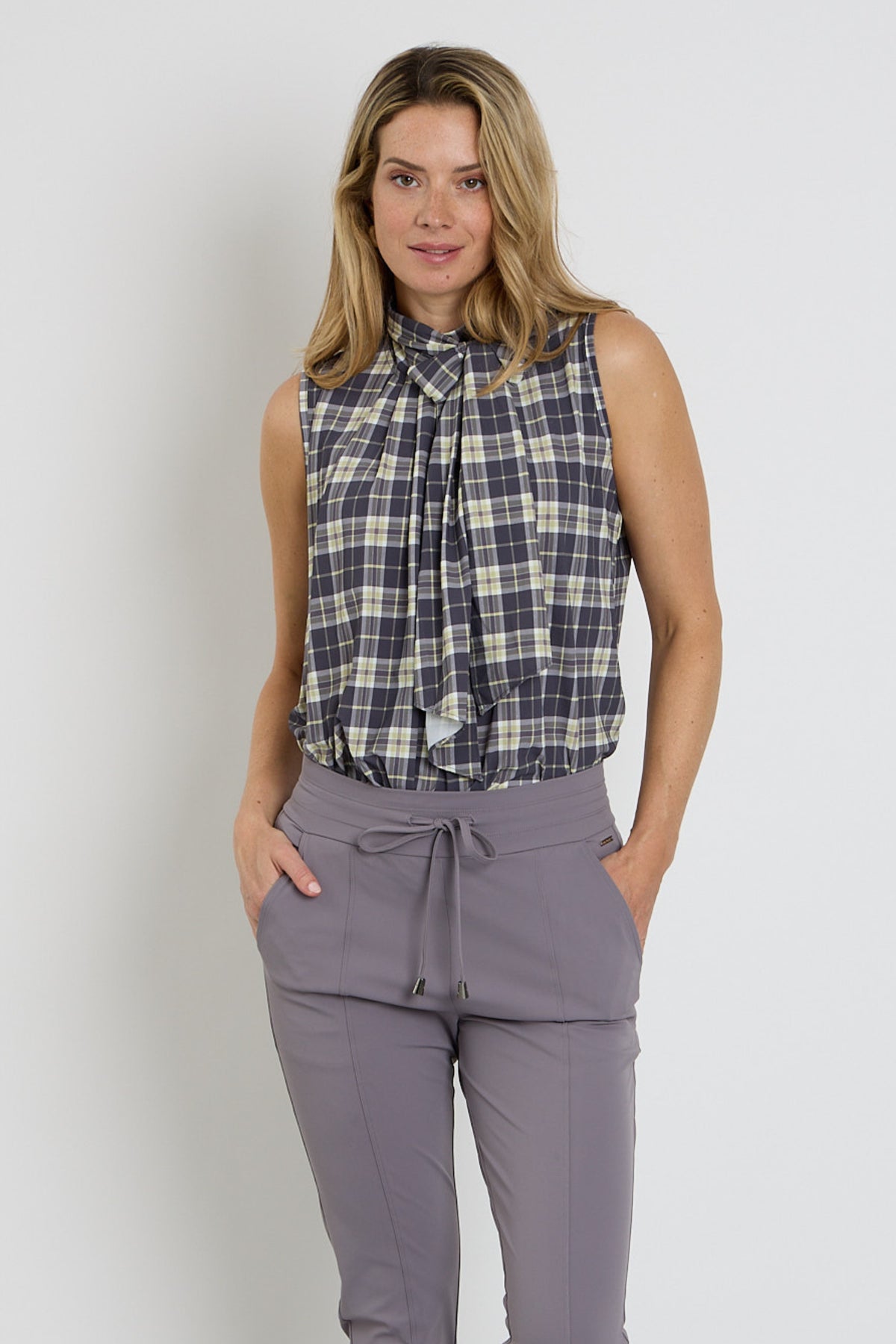 Mi Piace reistas blouse met herfst- en winterpatroon, geruite print en strikdetail, perfect voor koude dagen.