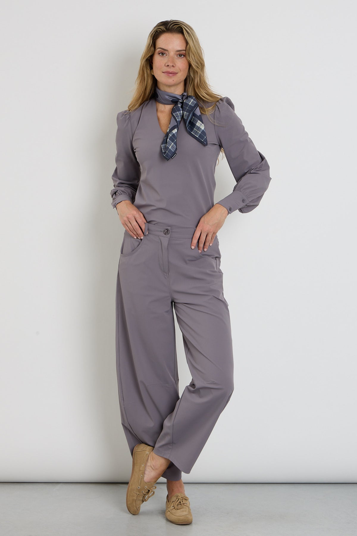 Grijze heavy travel broek Balloon Winter van Mi Piace, comfortabele winterbroek met volumineus ontwerp en warme stof.