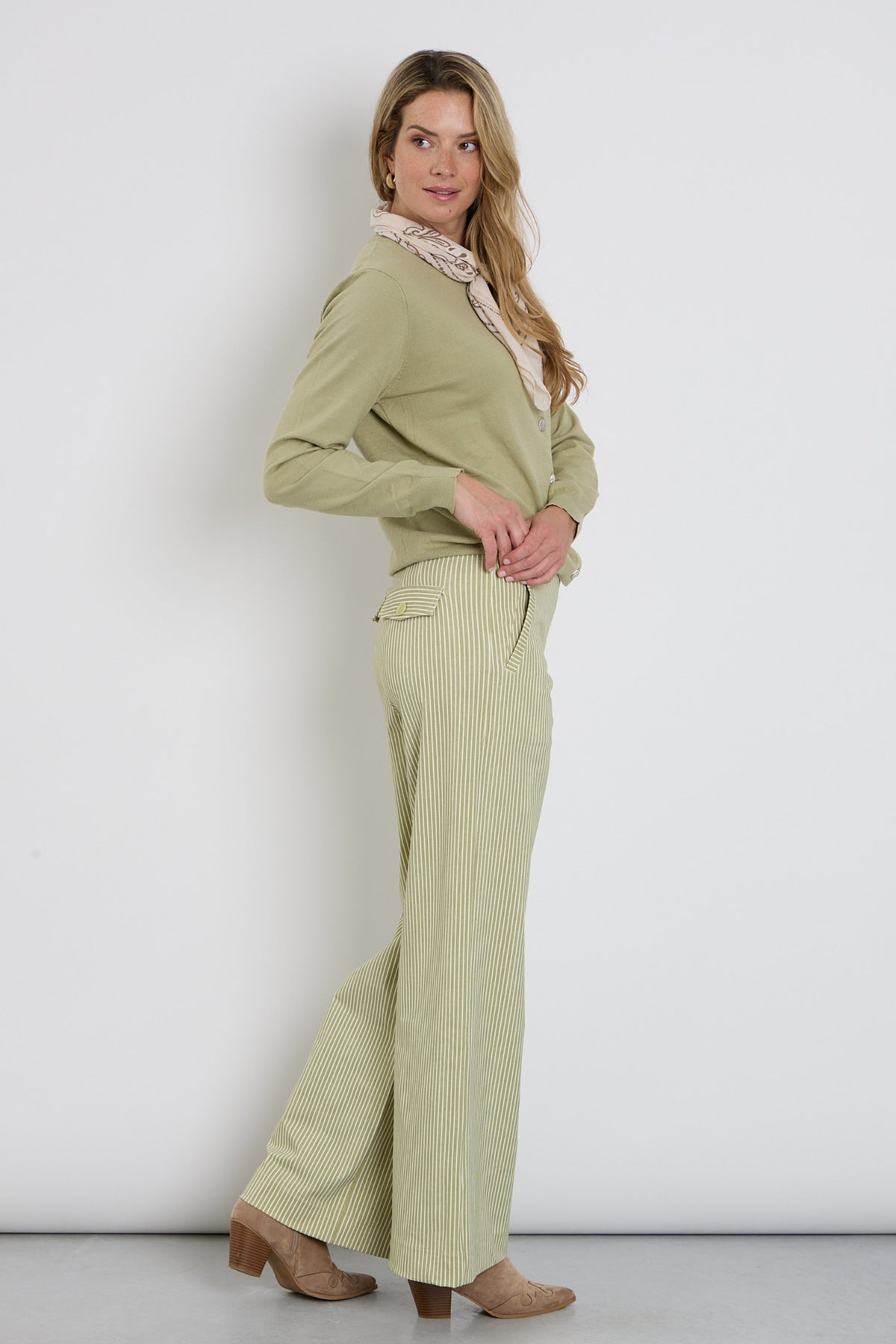 Mi Piace winter travel broek met kleine streepprint in Pear-ontwerp, comfortabel en stijlvol voor koude dagen.
