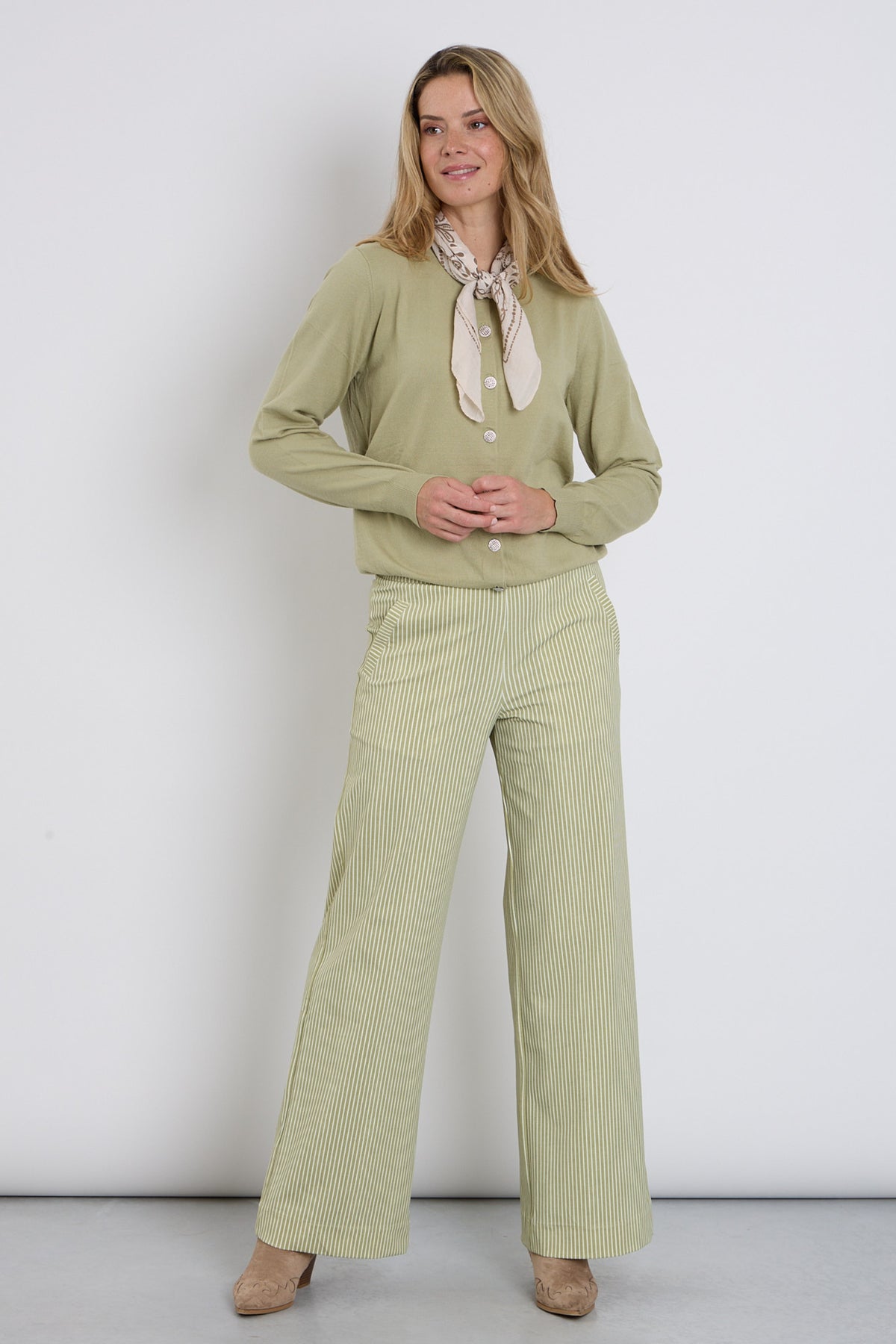 Dames travel broek van Mi Piace met kleine streepprint in winterpear, comfortabele pasvorm, geschikt voor reizen en casual draagstijl.