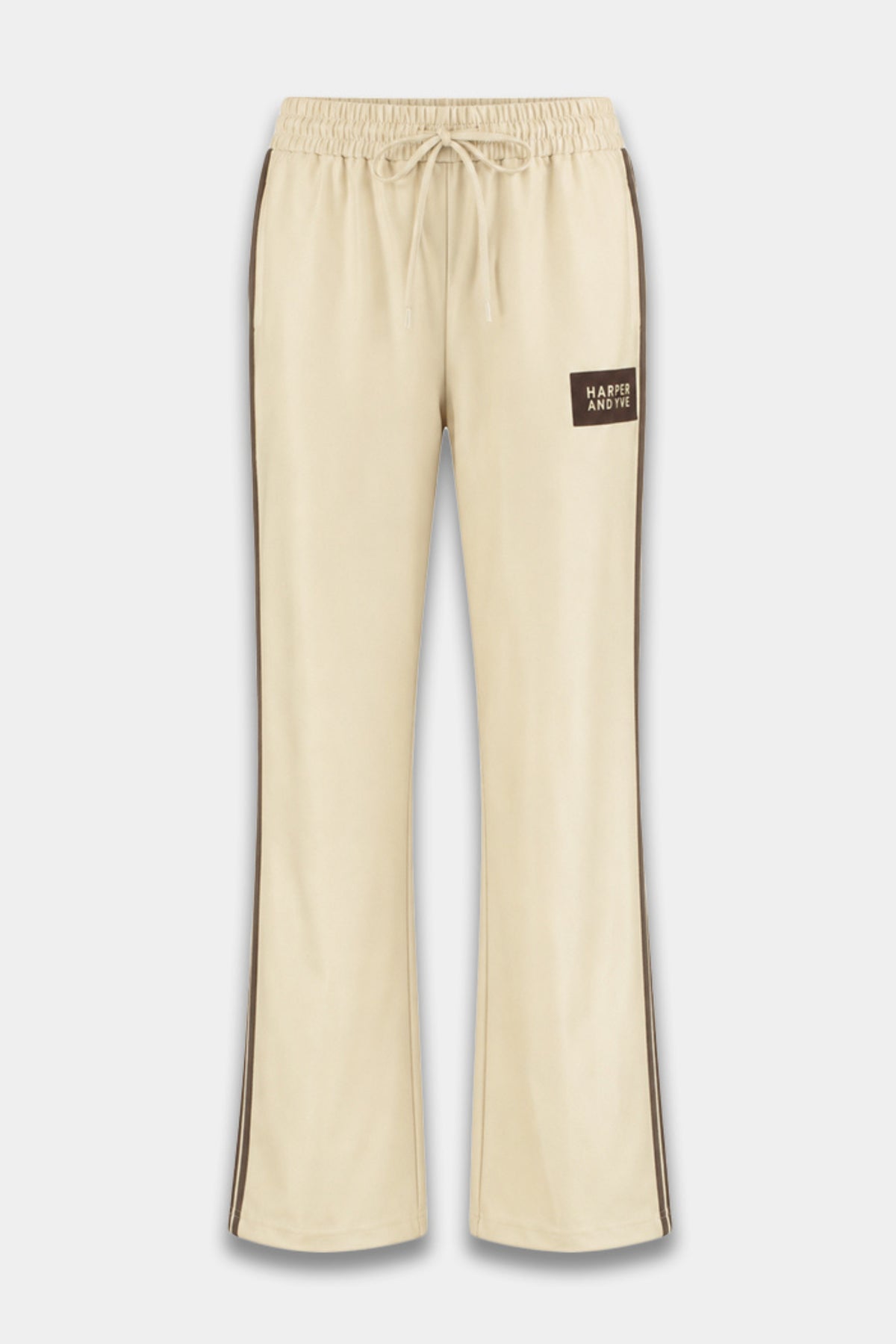 Harper & Yve Hana Almond Oil broek, stijlvolle damesbroek in zachte almond kleur, passend voor casual en zakelijke outfits.