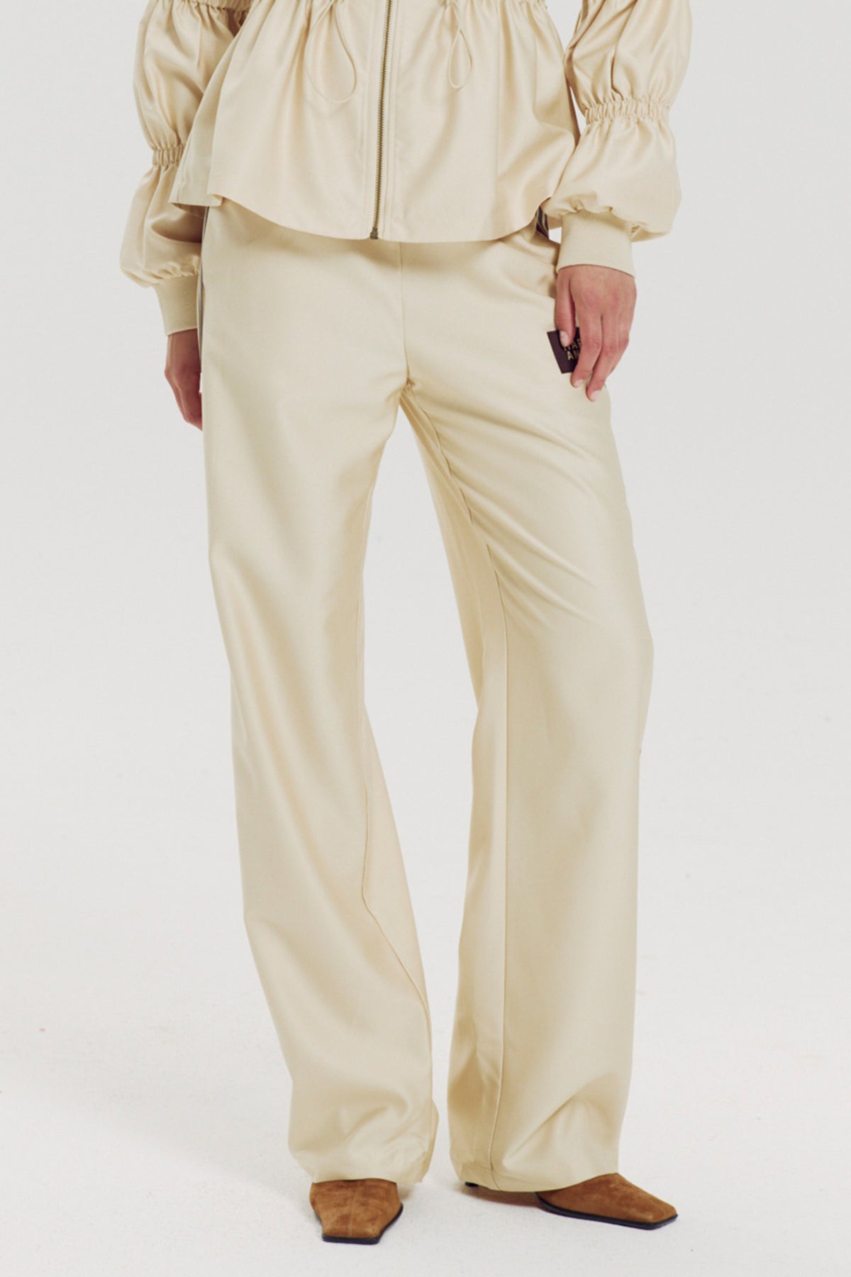 Hanna Almond Oil broek van Harper & Yve, licht getailleerd met comfortabele pasvorm, op een model gedragen.