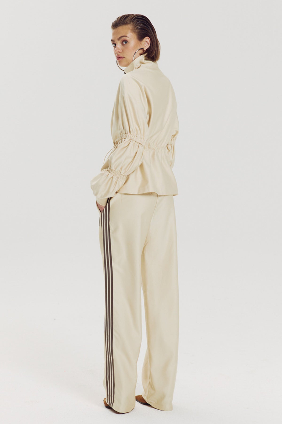 Lichte, comfortabele broek Hana van Harper & Yve in almondkleur met elastische taille en casual pasvorm.