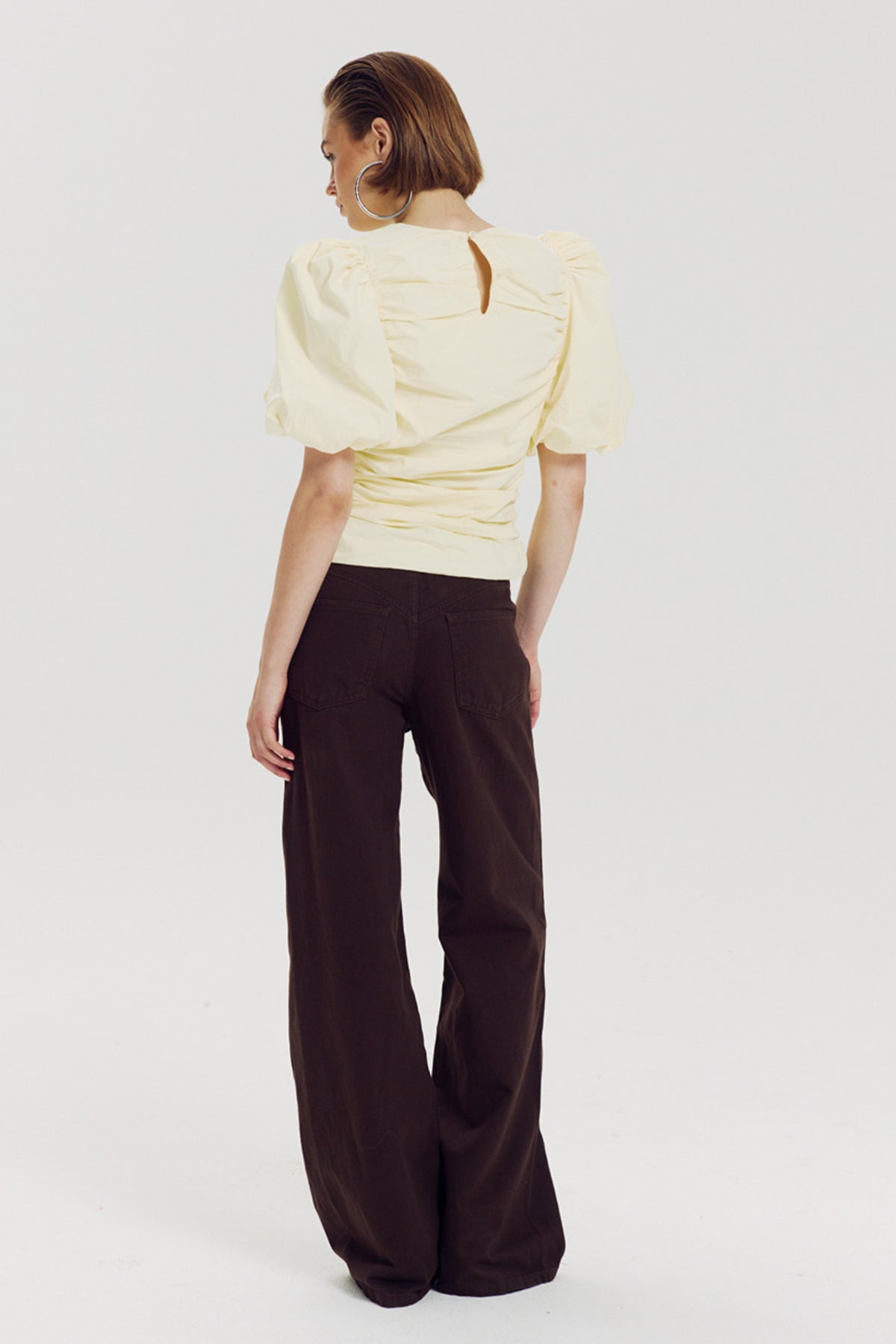 Harper & Yve Top Niko Almond Oil, stijlvolle top met zachte textuur en almond olie detail, gedragen door een model.