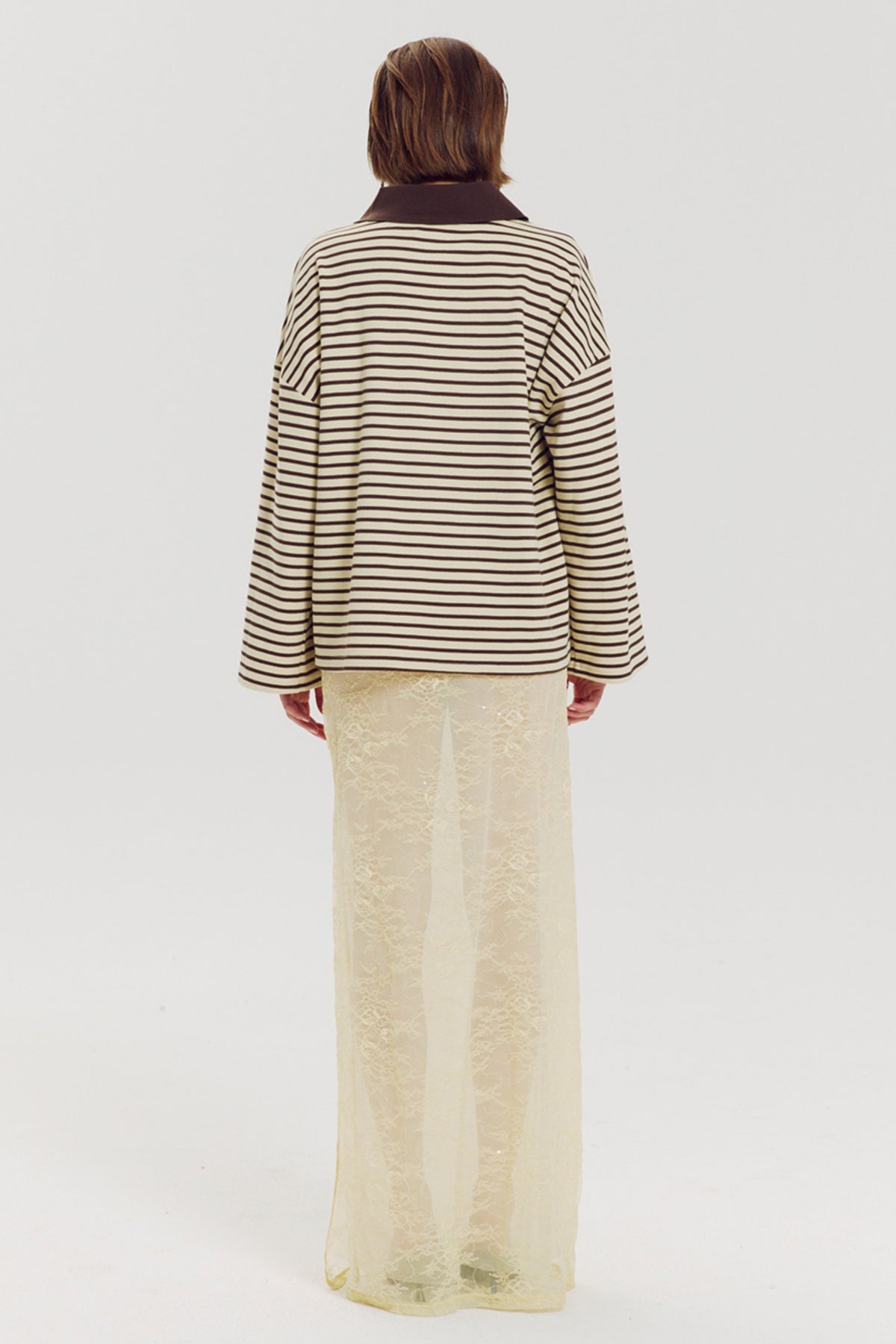 Harper & Yve Top Pollie Hot Fudge Stripe met roze en bruine strepen, casual top voor dames, gedragen door model.