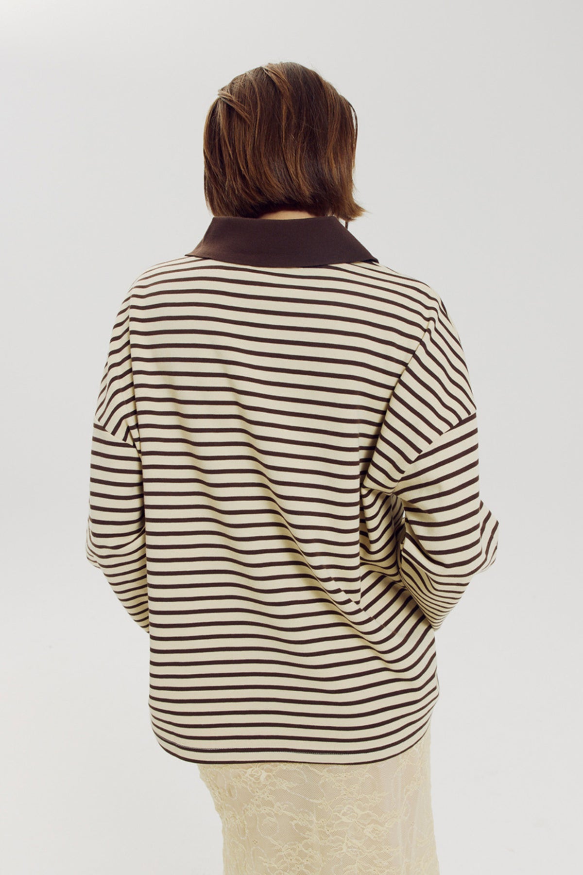 Harper & Yve Top Pollie Hot Fudge Stripe met opvallende strepen en trendy ontwerp, gedragen door model op modieuze achtergrond