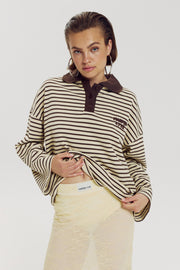 Harper & Yve Top Pollie Hot Fudge Stripe, modieuze top met felle strepen en ronde hals, gedragen door model.