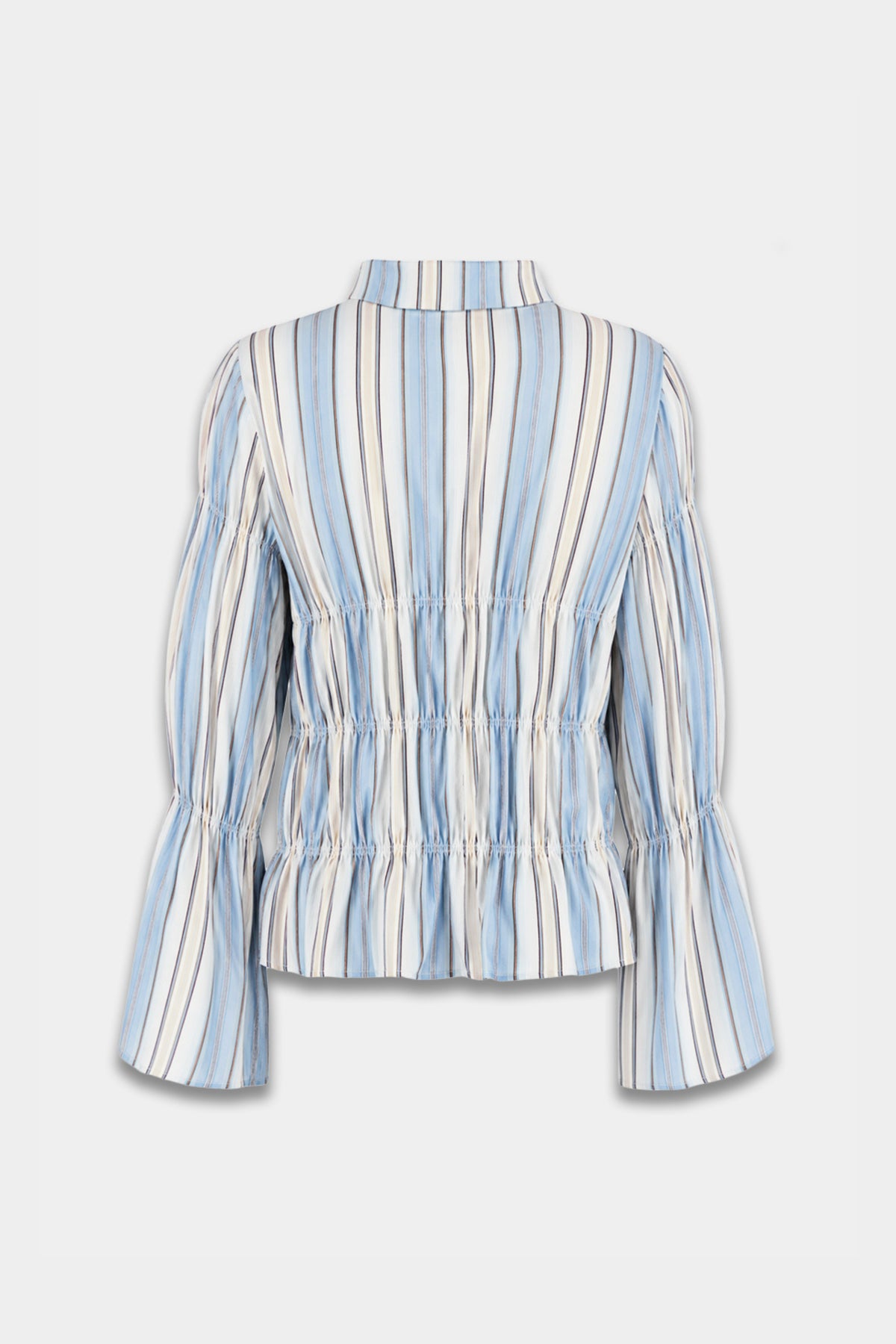 Blouse Senna Daydream Blue van Harper & Yve, lichtblauwe katoenen blouse met elegante pasvorm en lange mouwen, close-up op model.