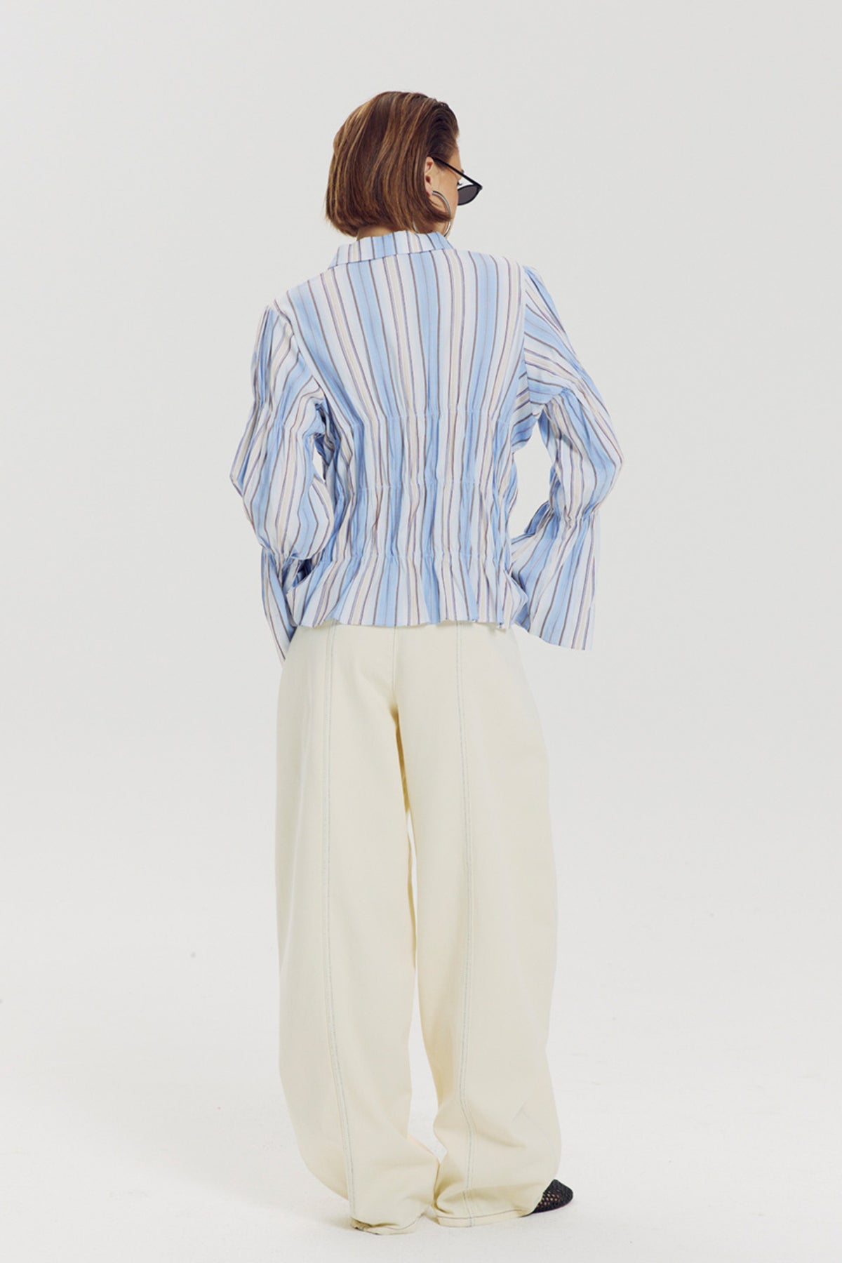 Blouse Senna Daydream Blue van Harper & Yve, lichte blauwe blouse met stijlvolle pasvorm, gedragen door een model.