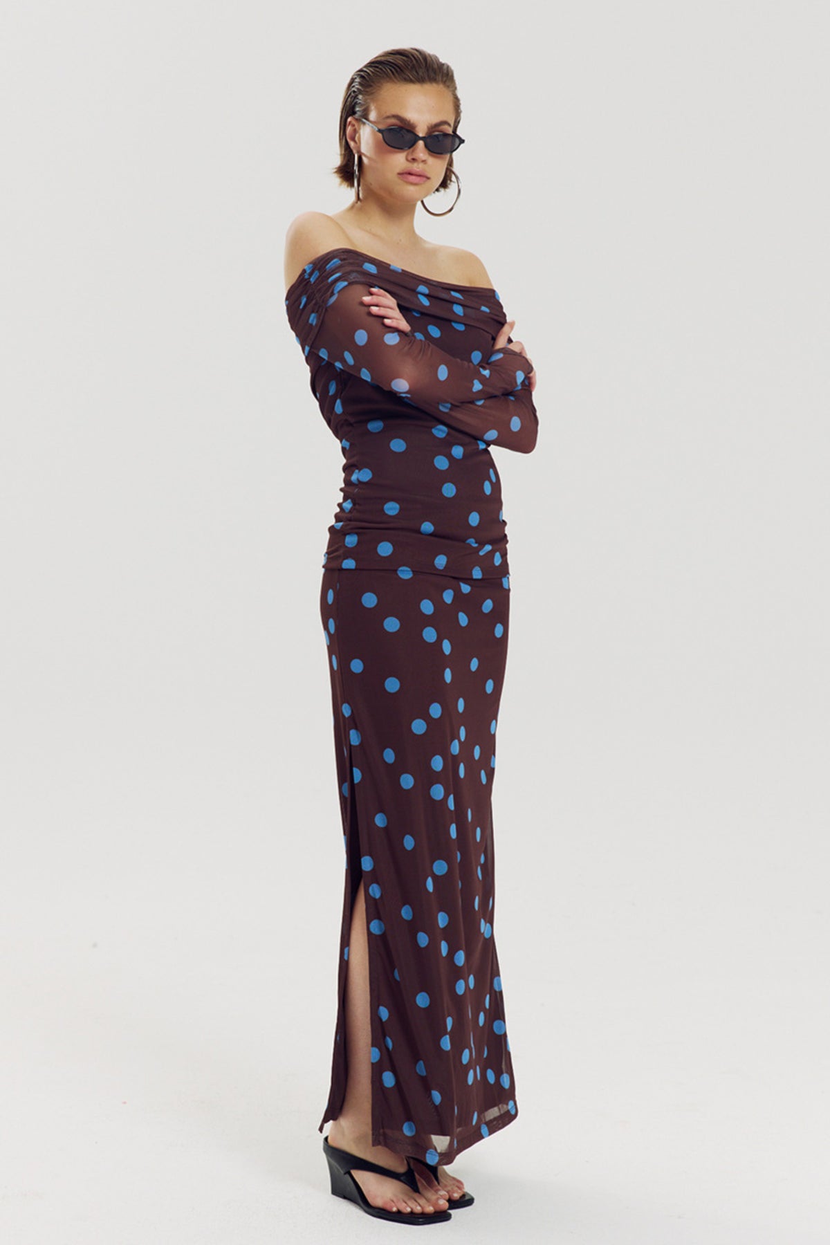 Blauwe rok met polka dots van Harper & Yve, Leny model, getoond met een lichte flow en fijn patroon.