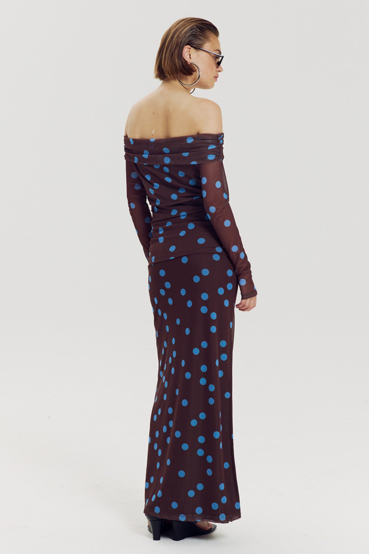 Blauwe rok met polkadot patroon van Harper & Yve, model Leny, elegante en speelse design, perfect voor zomerse gelegenheden