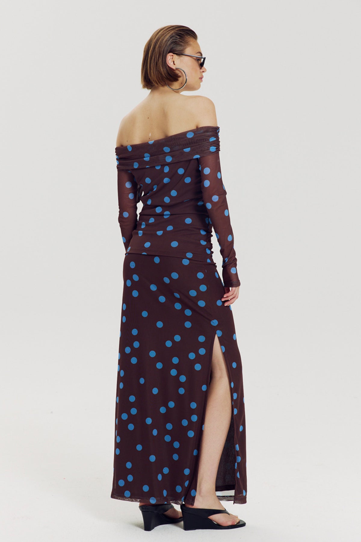 Blauwe rok met polkadots van Harper & Yve, Leny model, vol details en stijlvolle uitstraling, gedragen door een model.