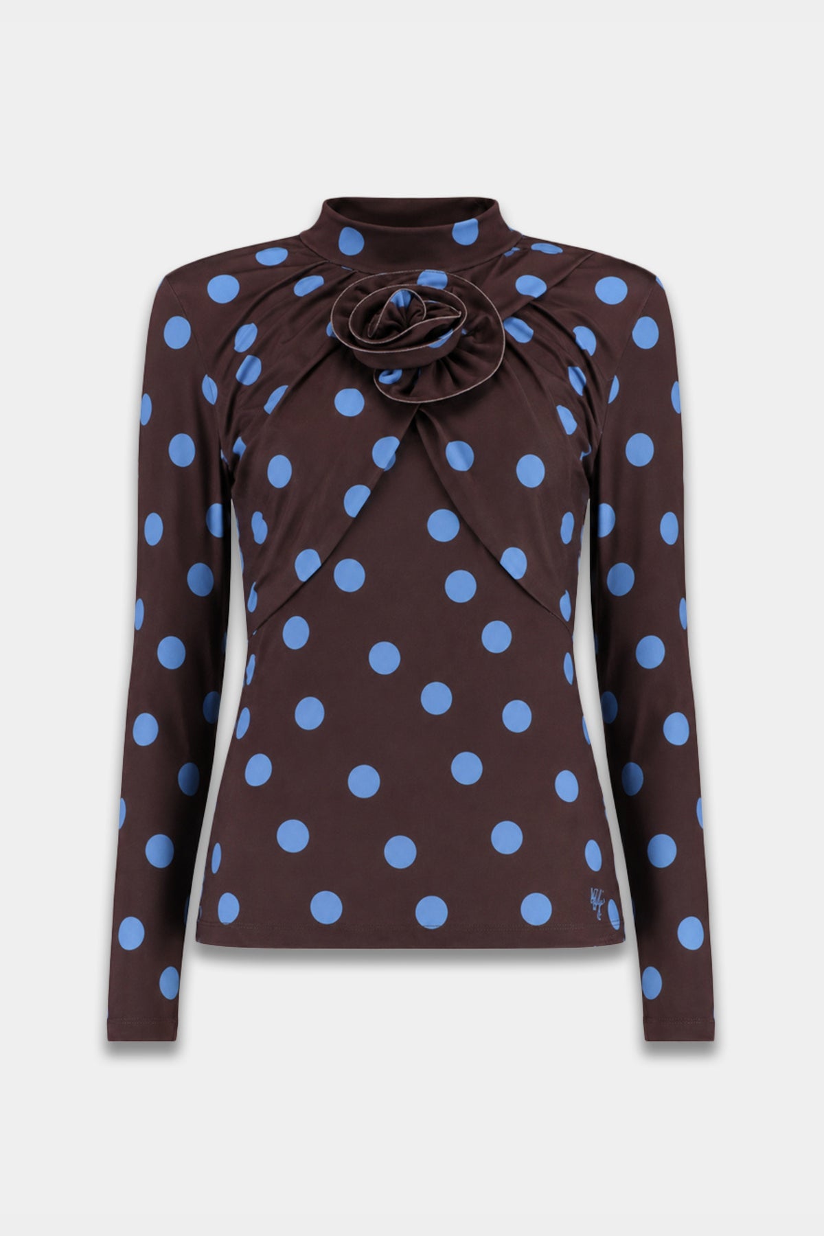 Harper & Yve Jose blauwe top met polkadots en korte mouwen, gedragen door een model op de foto