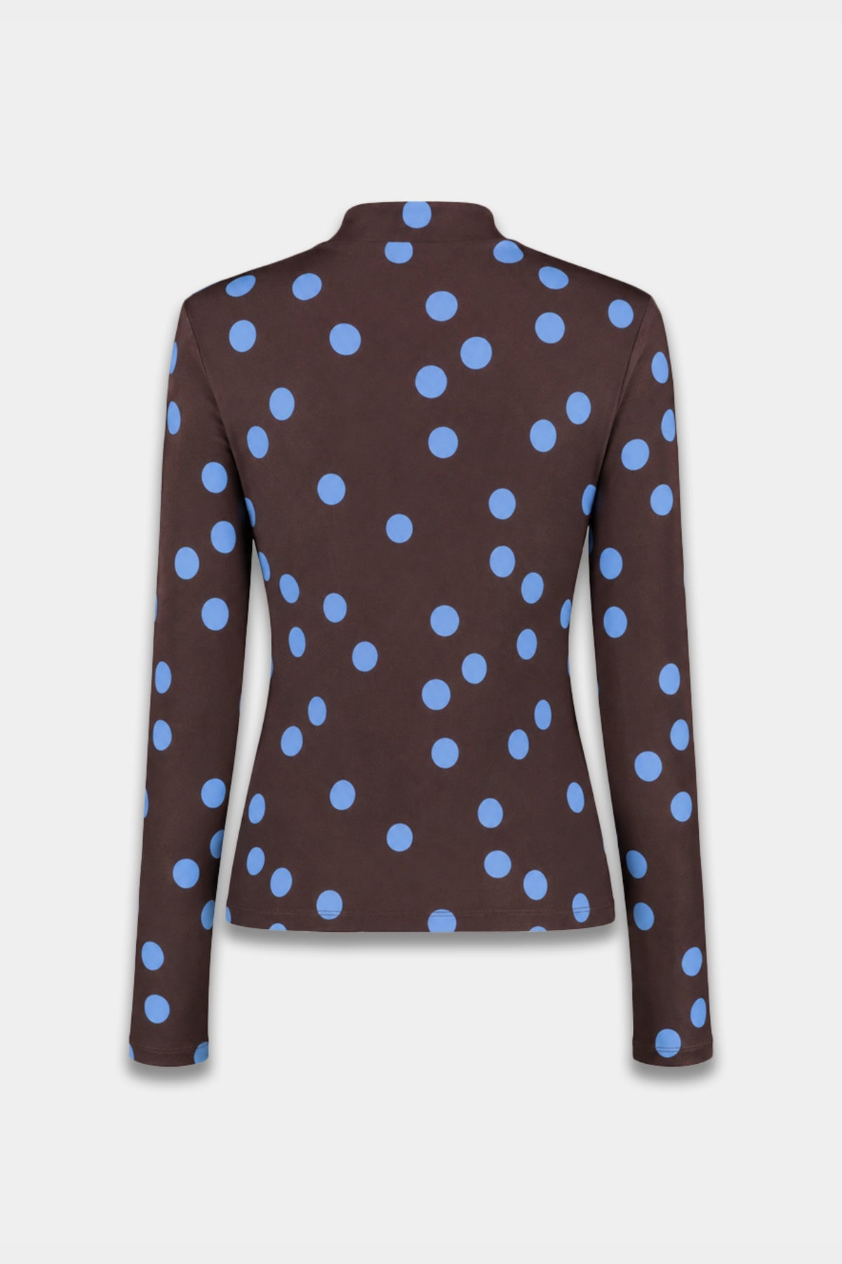 Blauwe polkadot top van Harper & Yve, model Jose, met ronde hals en korte mouwen, gedragen door een model.