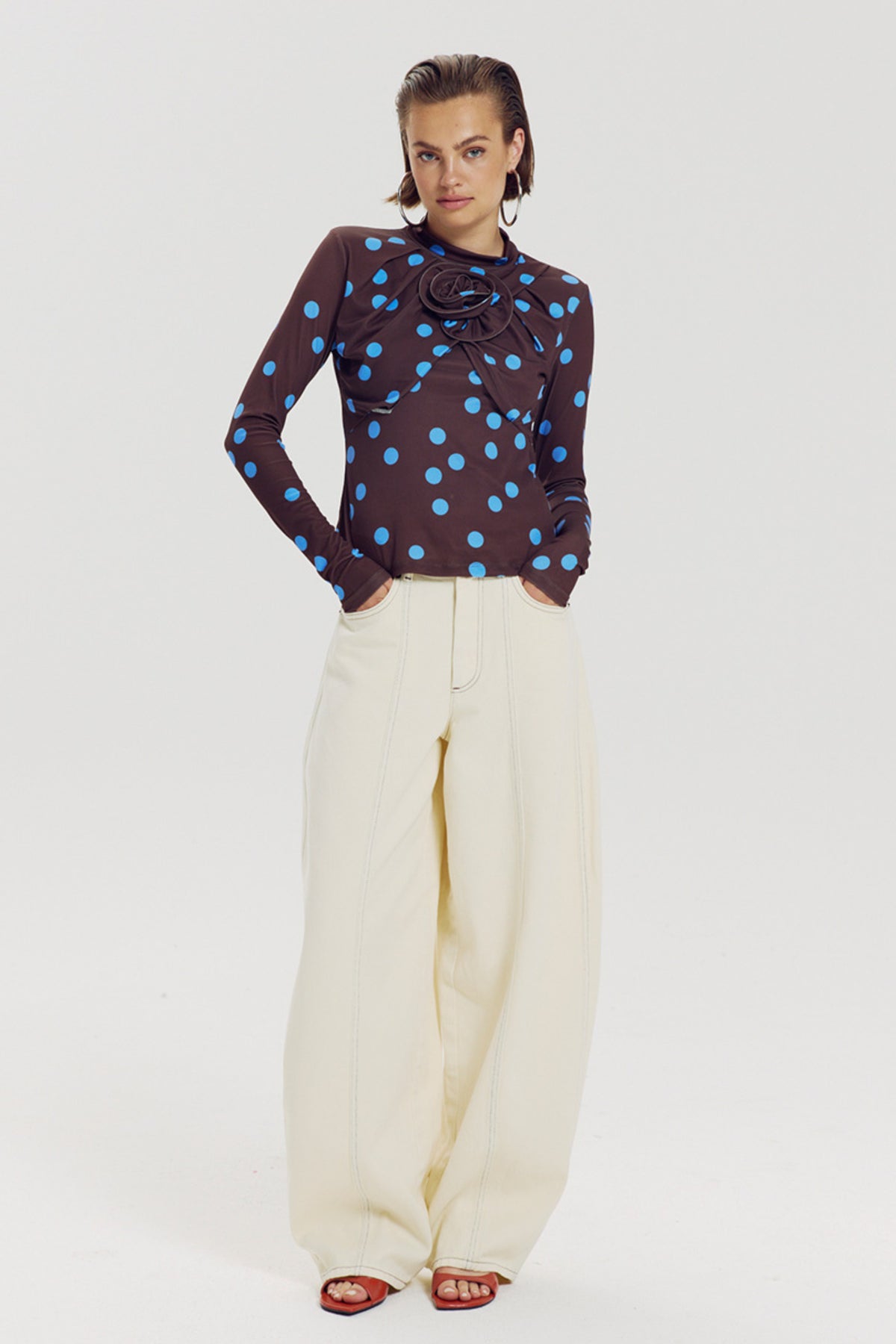 Lichte blauwe top met witte polkadots van Harper & Yve, model Jose, zichtbaar op de afbeelding.