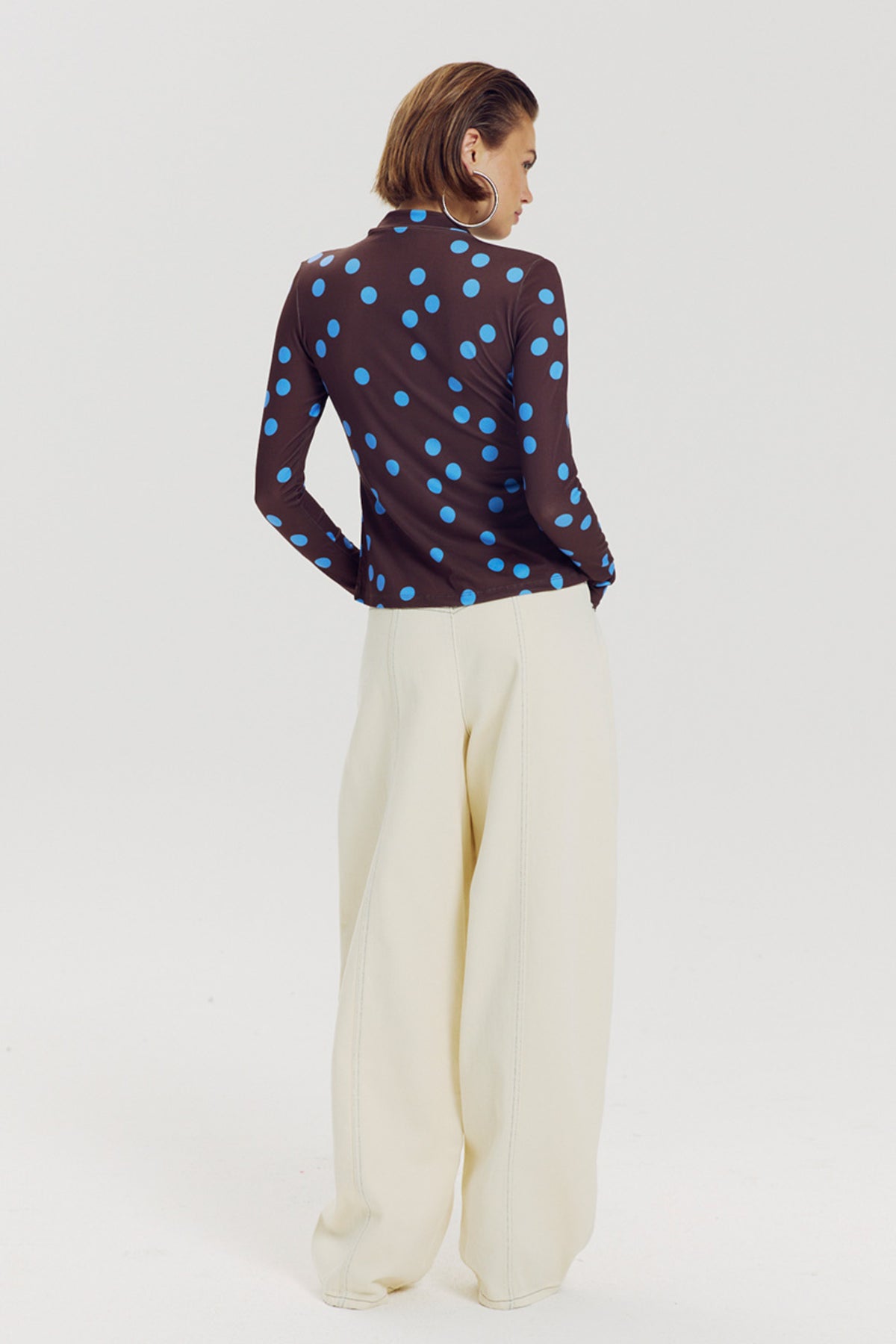 Blauw polkadot top van Harper & Yve, model Jose, met lichte stof en ronde hals, gedragen door een model.