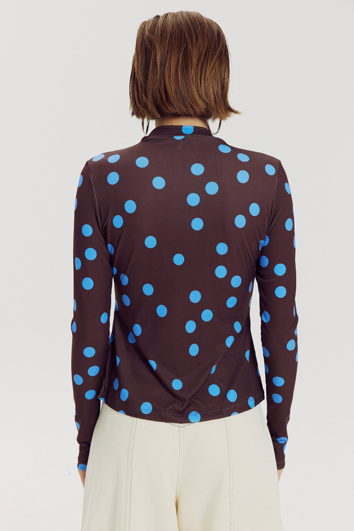 Blauwe polkadot top van Harper & Yve, model Jose, met opvallende print en stijlvolle pasvorm.