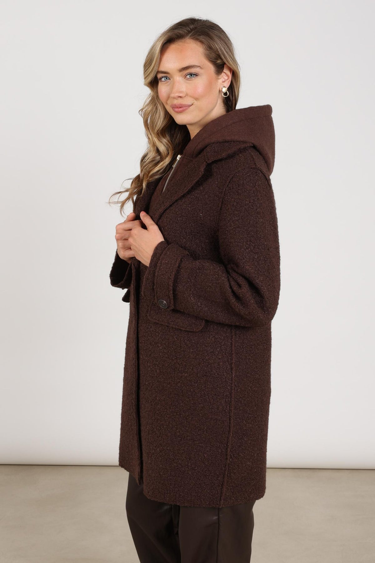 Donkere chocolade boucle jacket Mirthe van Nukus, met geweven textuur en stijlvolle uitstraling, voor dames.