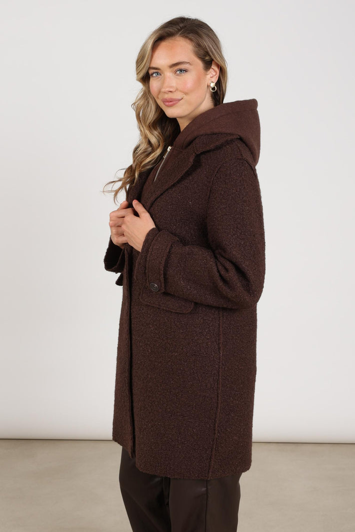 Donkere chocolade boucle jacket Mirthe van Nukus, met geweven textuur en stijlvolle uitstraling, voor dames.