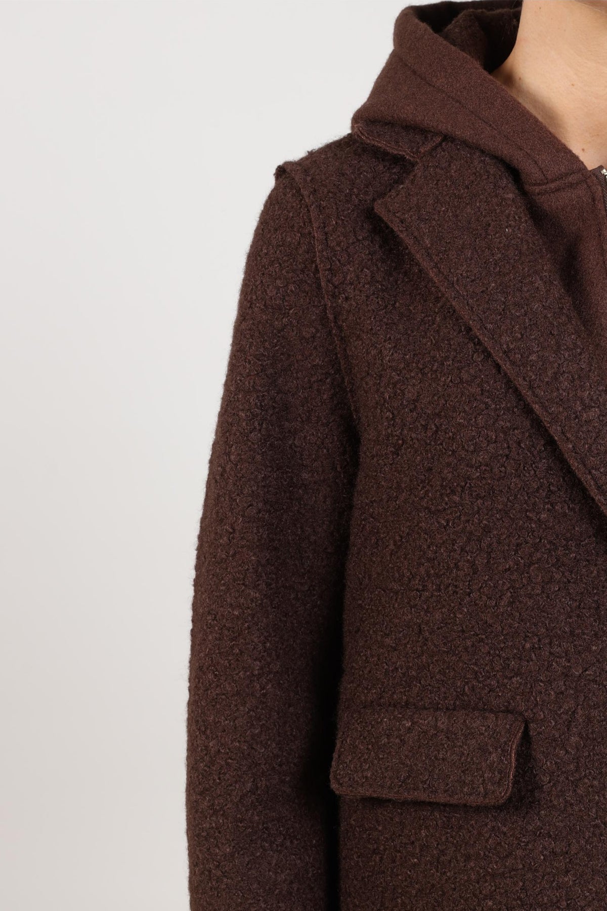 Nukus Mirthe Boucle Chocolade jas met kraag en knopen, close-up van de textuur en stijl in bruin en beige tinten.