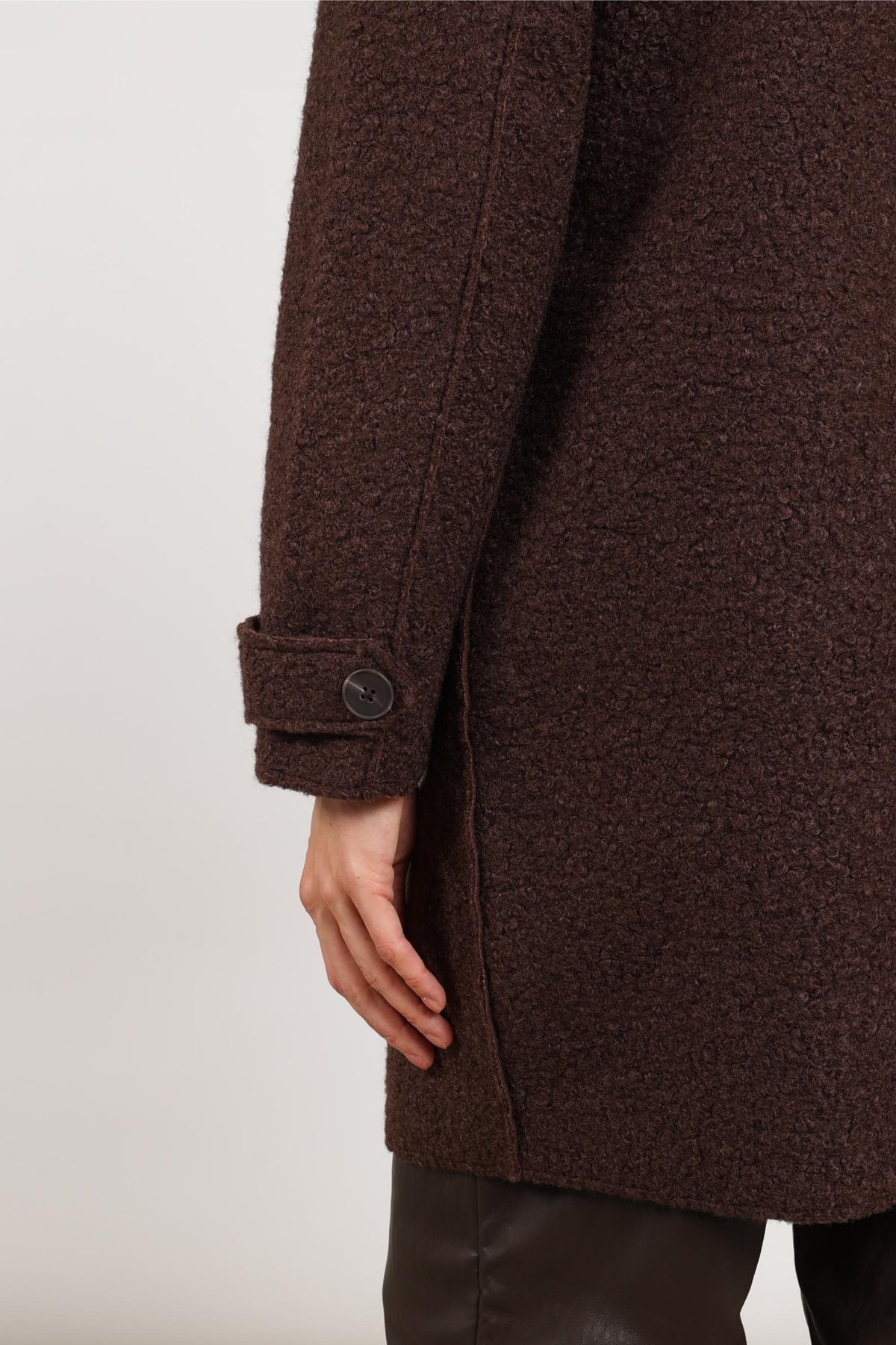 Nukus Mirthe Bouclé Chocolade jas met korte mouwen en knoopsluiting, close-up van de stijlvolle textuur en details