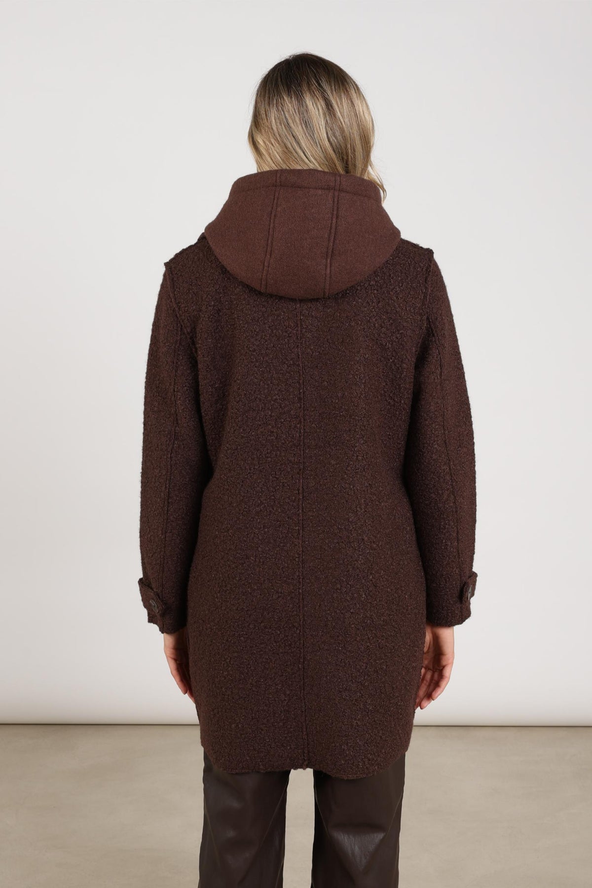Nukus Mirthe Bouclé Chocolade jack met ronde hals en knopen, close-up van de textuur en details van de jas.