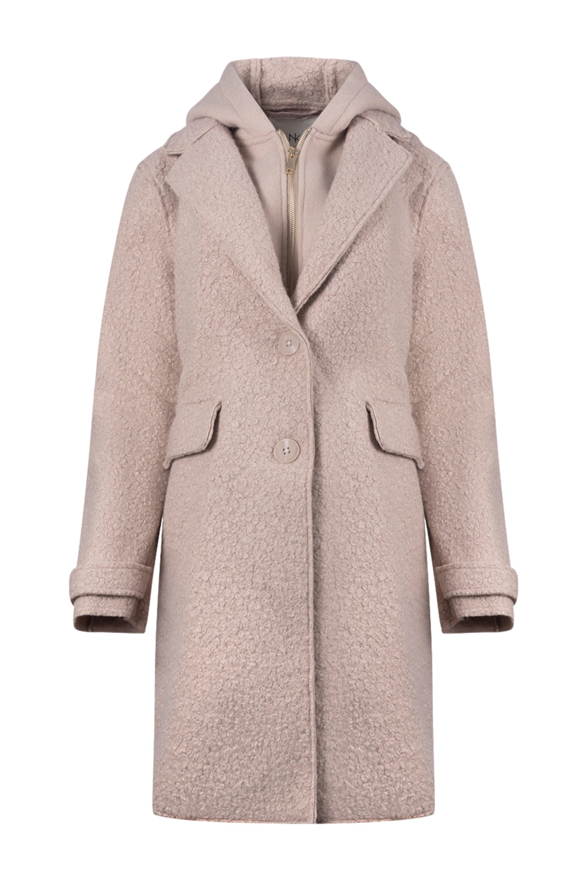 Lichte boucle jas Mirthe van Nukus met zandkleurig ontwerp, lange mouwen en stijlvolle pasvorm voor een elegante look.