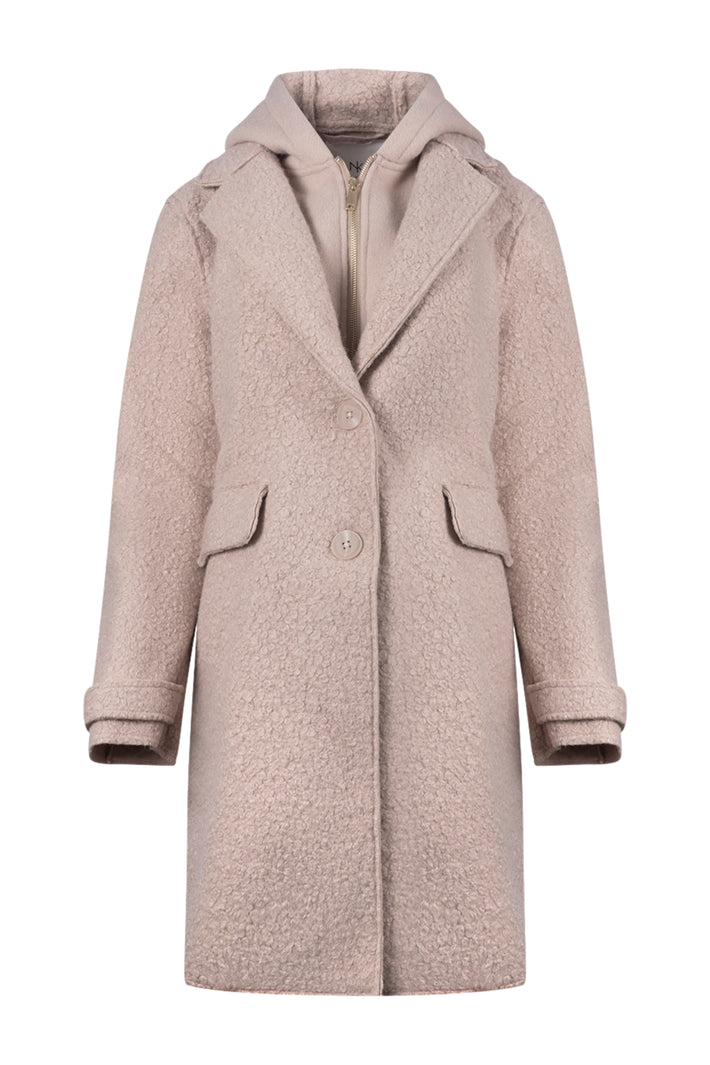 Lichte boucle jas Mirthe van Nukus met zandkleurig ontwerp, lange mouwen en stijlvolle pasvorm voor een elegante look.