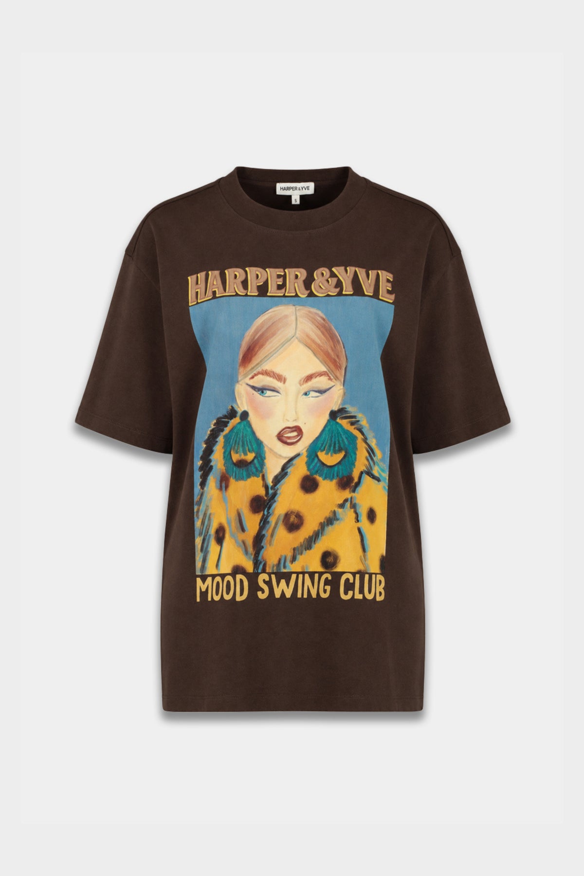Donkerbruin T-shirt van Harper & Yve Moody Hot Fudge met ronde hals en casual pasvorm, gedragen door een model.