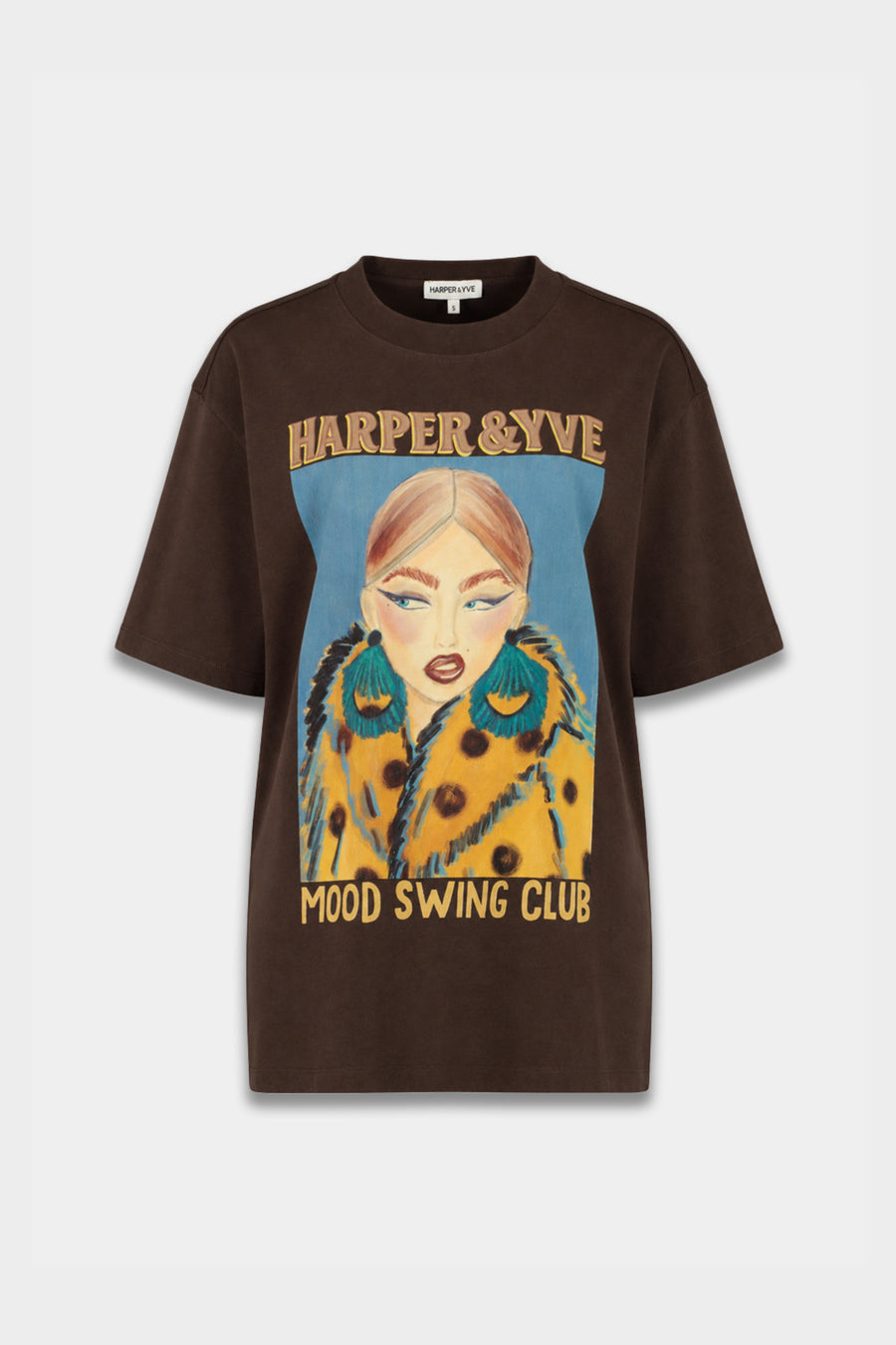 Donkerbruin T-shirt van Harper & Yve Moody Hot Fudge met ronde hals en casual pasvorm, gedragen door een model.