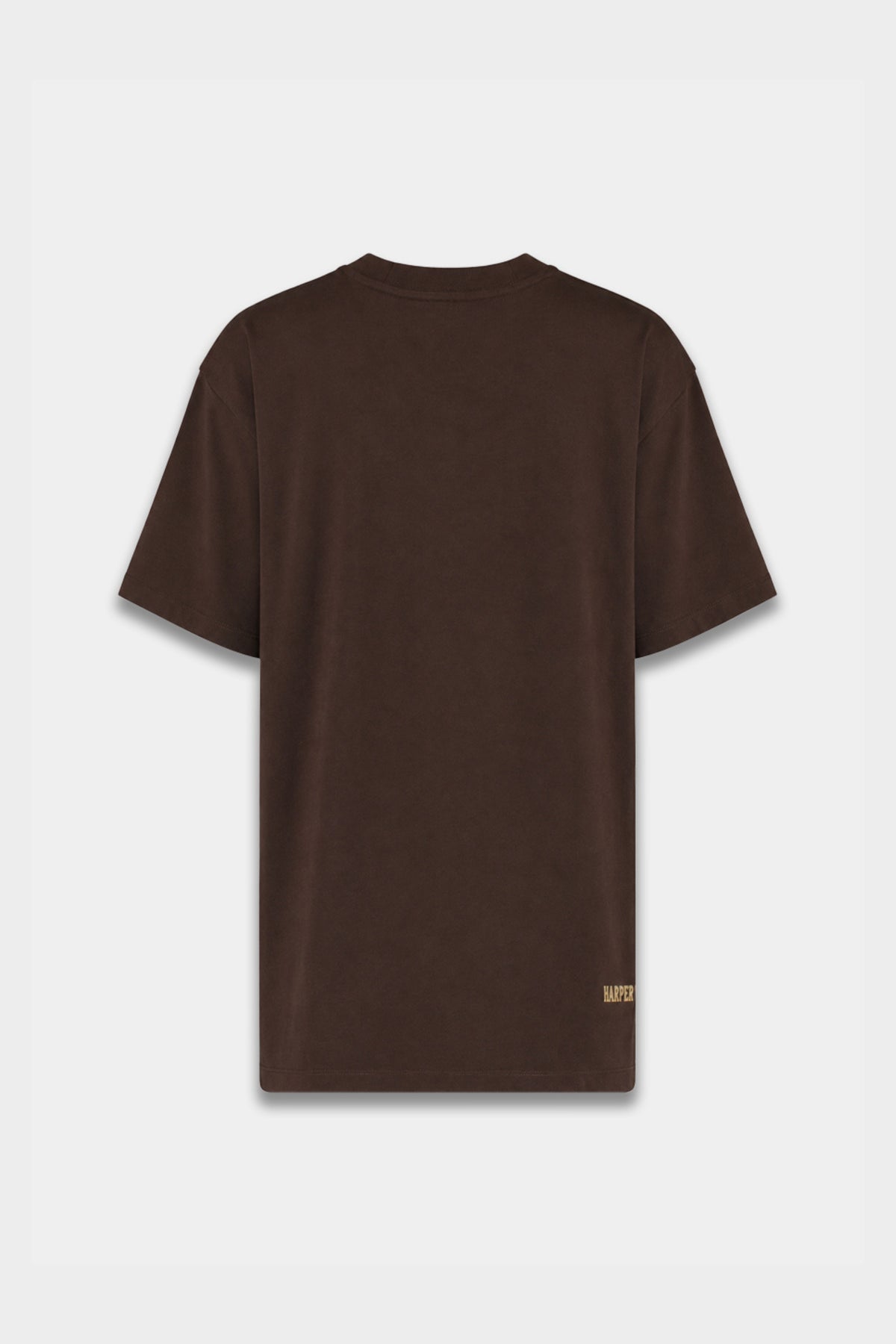 Harper & Yve Moody Hot Fudge T-shirt met ronde hals en korte mouwen, model LARISSA op een witte achtergrond.